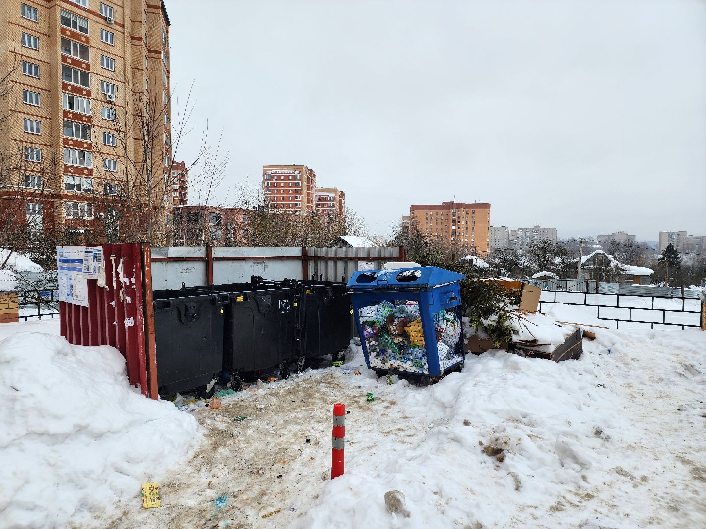 контейнерная площадка, дорожные знаки,