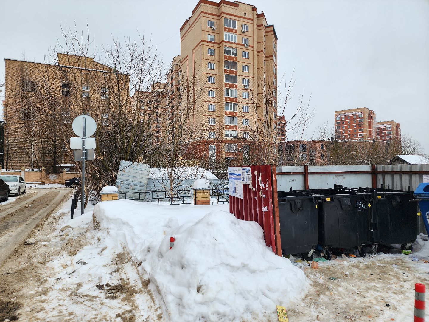 контейнерная площадка, дорожные знаки,