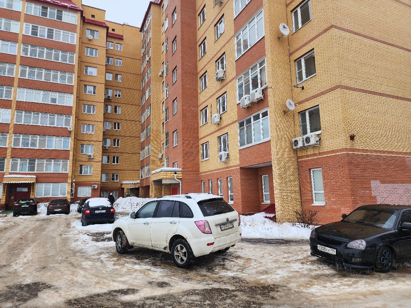 контейнерная площадка, дорожные знаки,