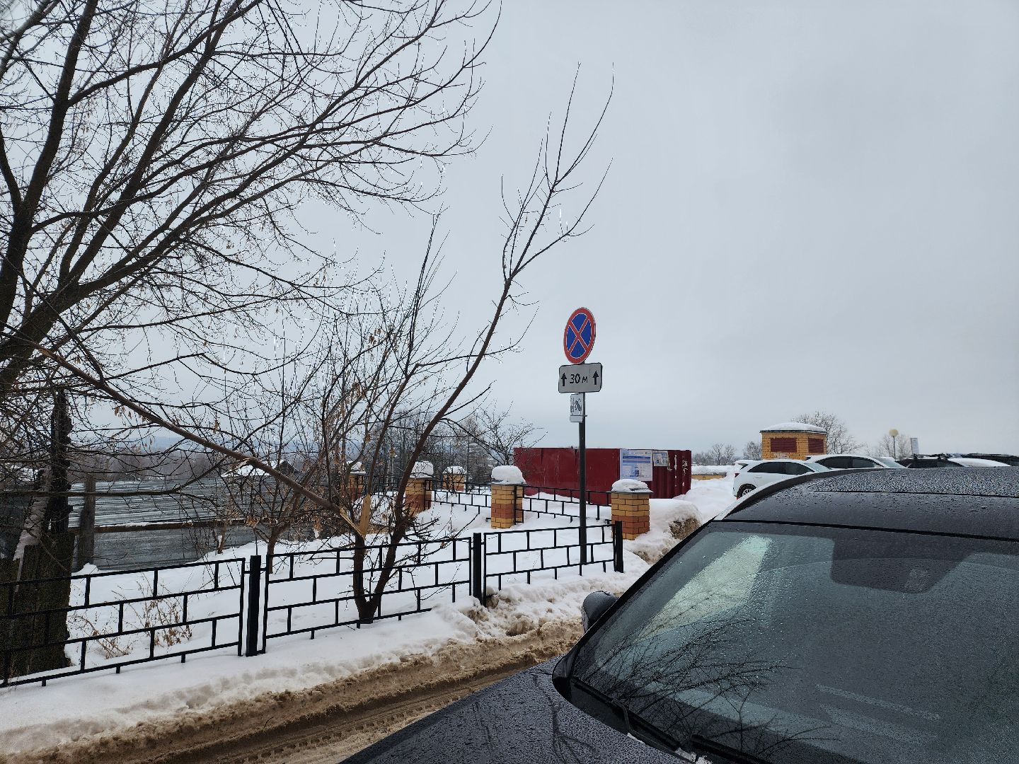 контейнерная площадка, дорожные знаки,