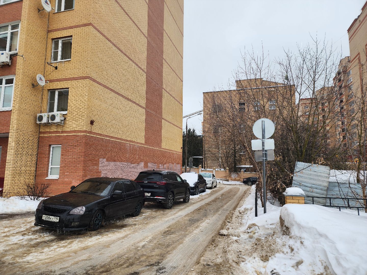 контейнерная площадка, дорожные знаки,