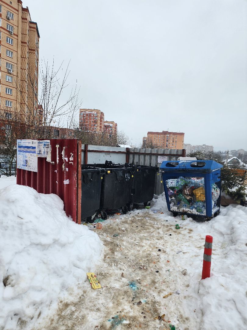 контейнерная площадка, дорожные знаки,