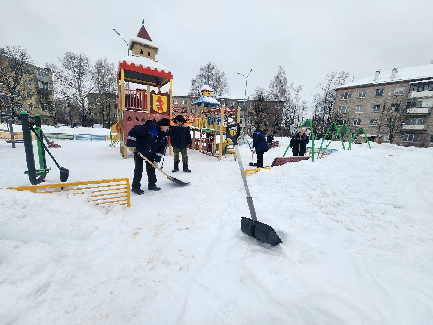 ледяной дождь, уборка дворов, уборка общественных территорий, коммунальная техника, коммунальщики, руза, рузский городской округ,
