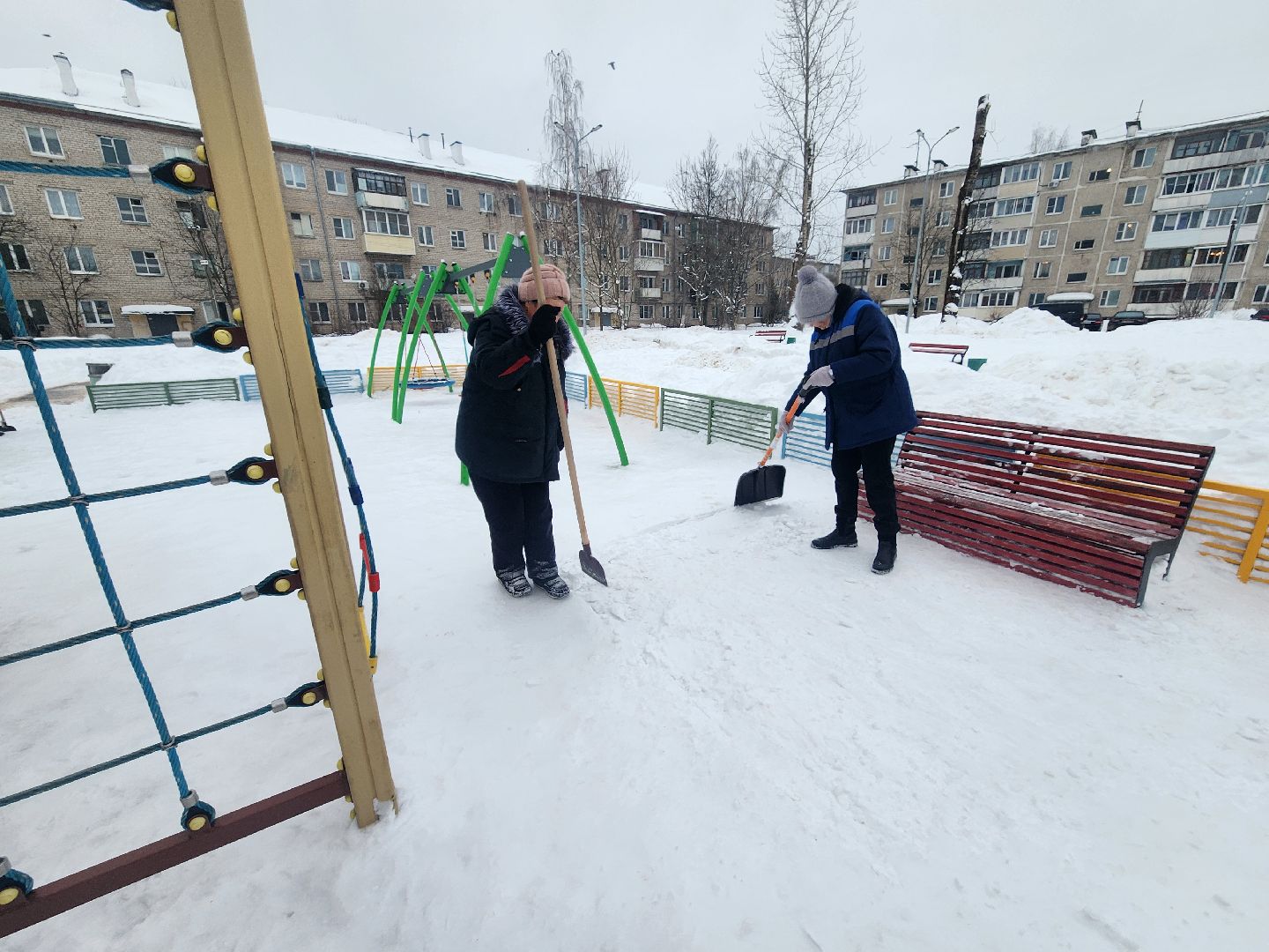 ледяной дождь, уборка дворов, уборка общественных территорий, коммунальная техника, коммунальщики, руза, рузский городской округ,