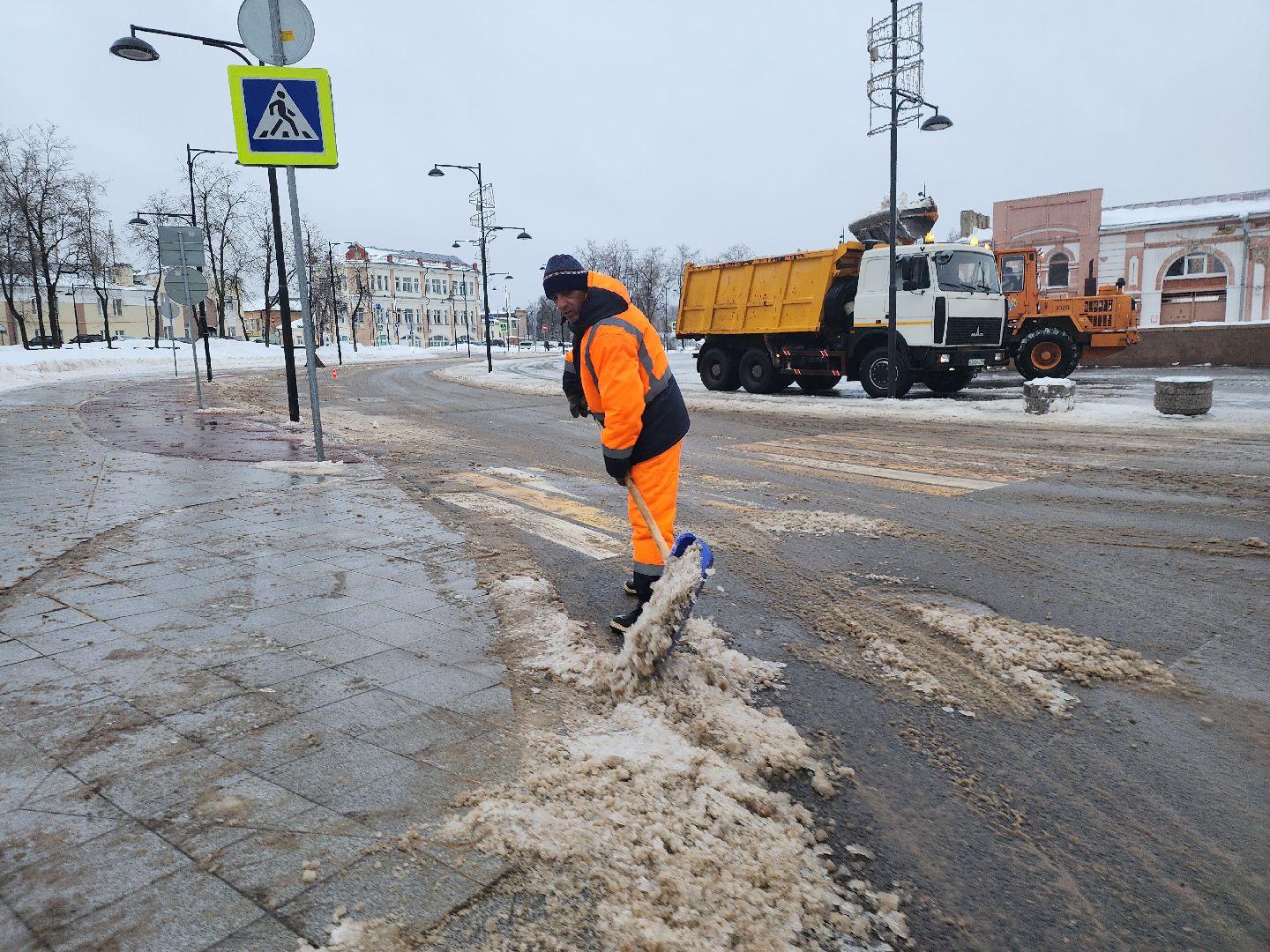 серпухов, подмосковье, площадь ленина, убирают снег,