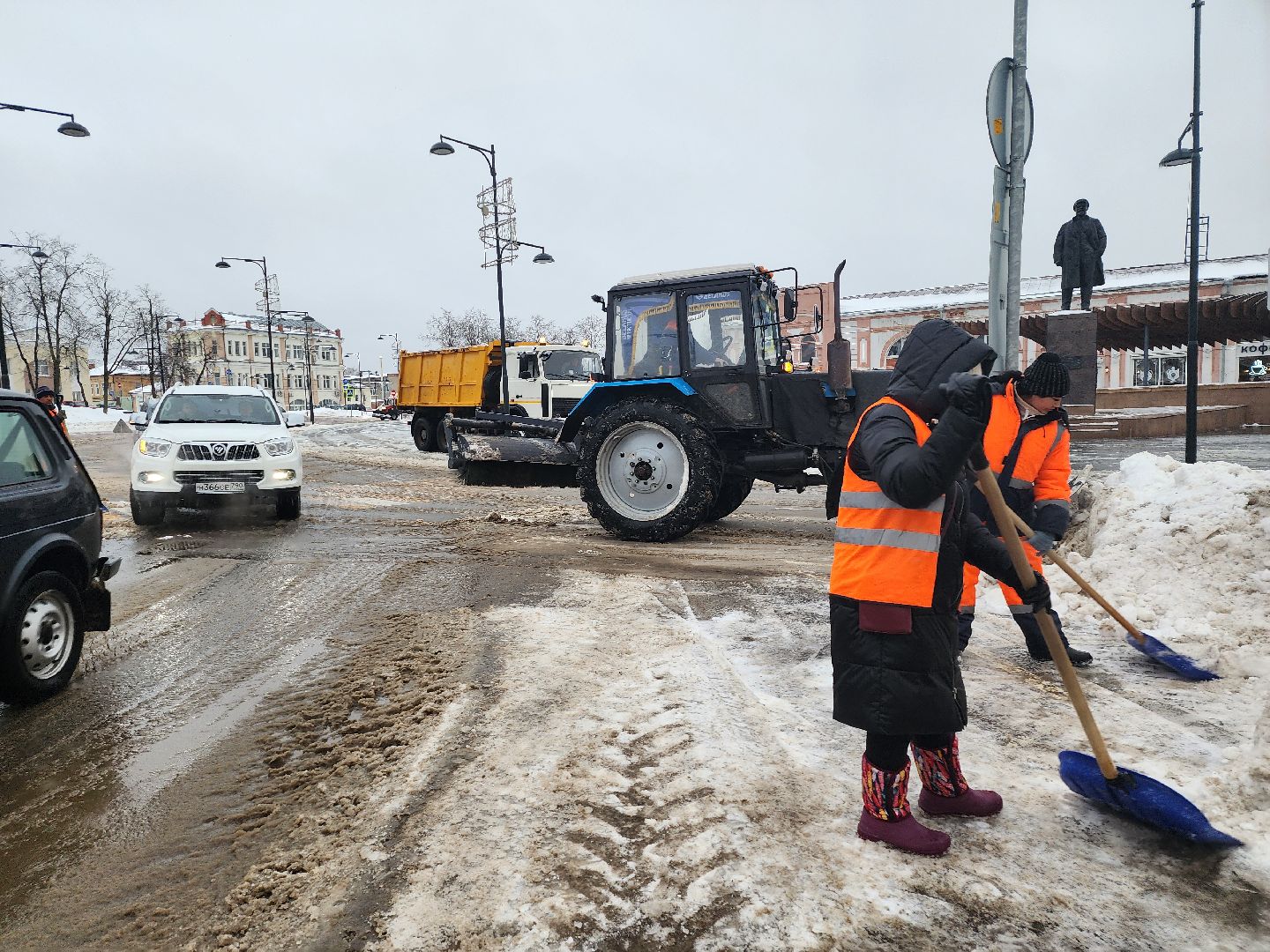 серпухов, подмосковье, площадь ленина, убирают снег,