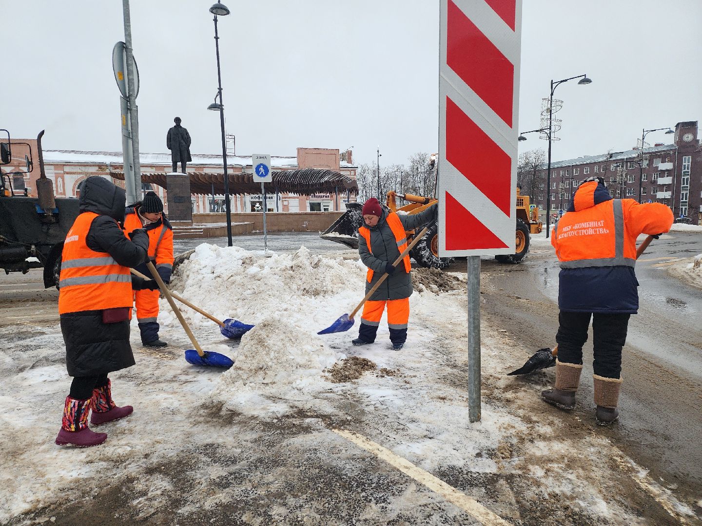 серпухов, подмосковье, площадь ленина, убирают снег,