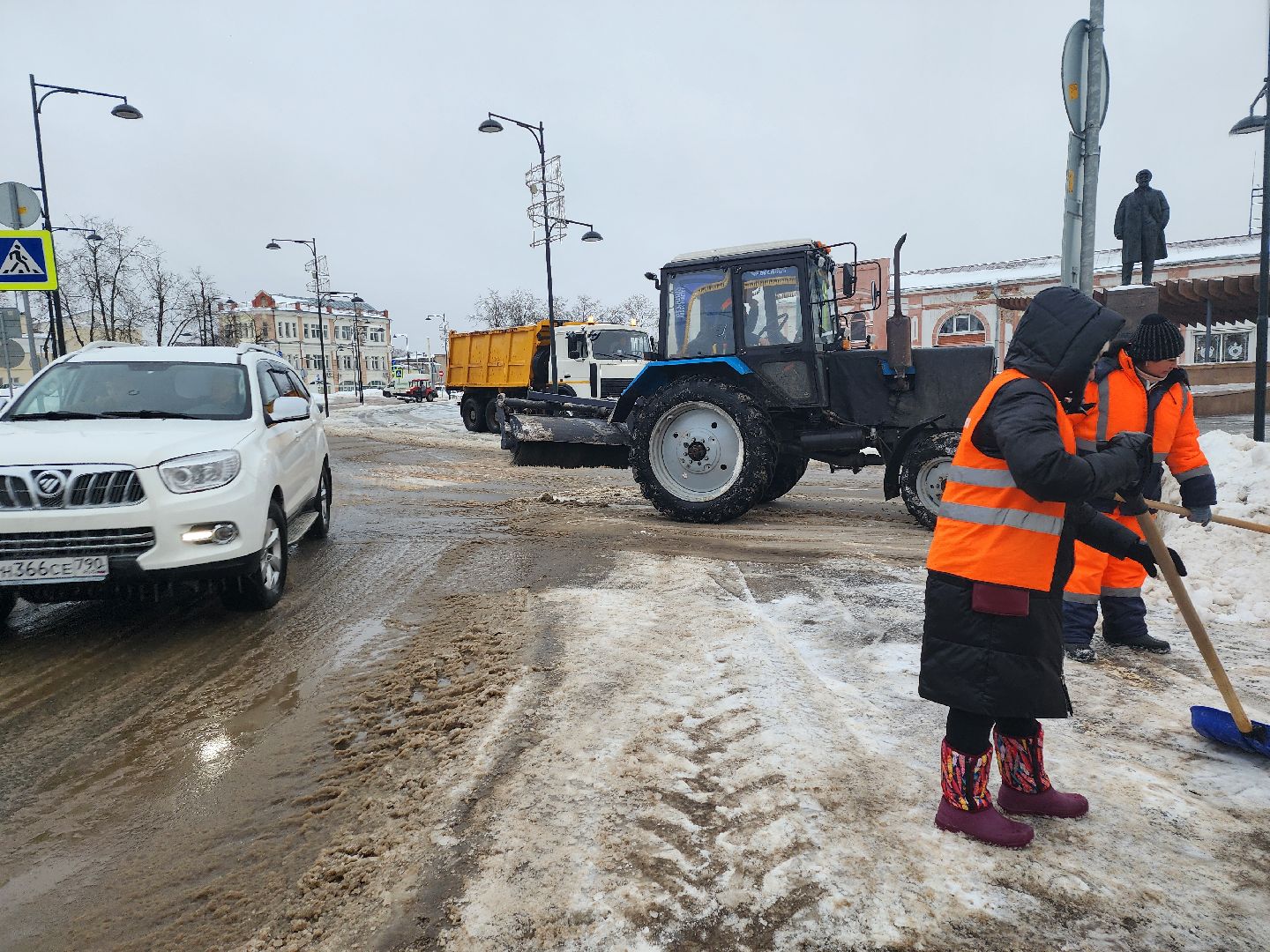 серпухов, подмосковье, площадь ленина, убирают снег,