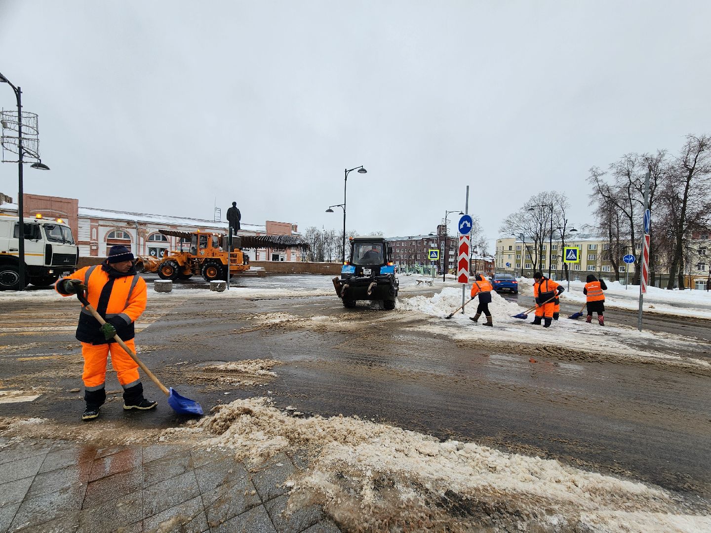серпухов, подмосковье, площадь ленина, убирают снег,
