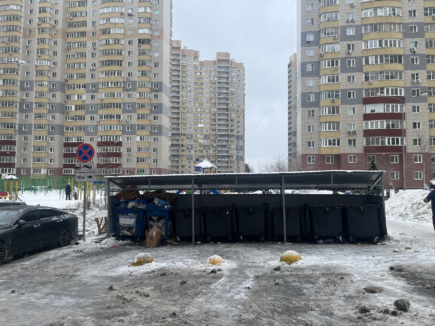 контейнерная площадка, мусорка, парковка, дорожные знаки,