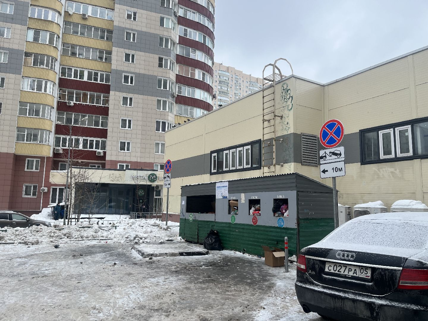 парковка, контейнерная площадка, дорожные знаки, мусорка,