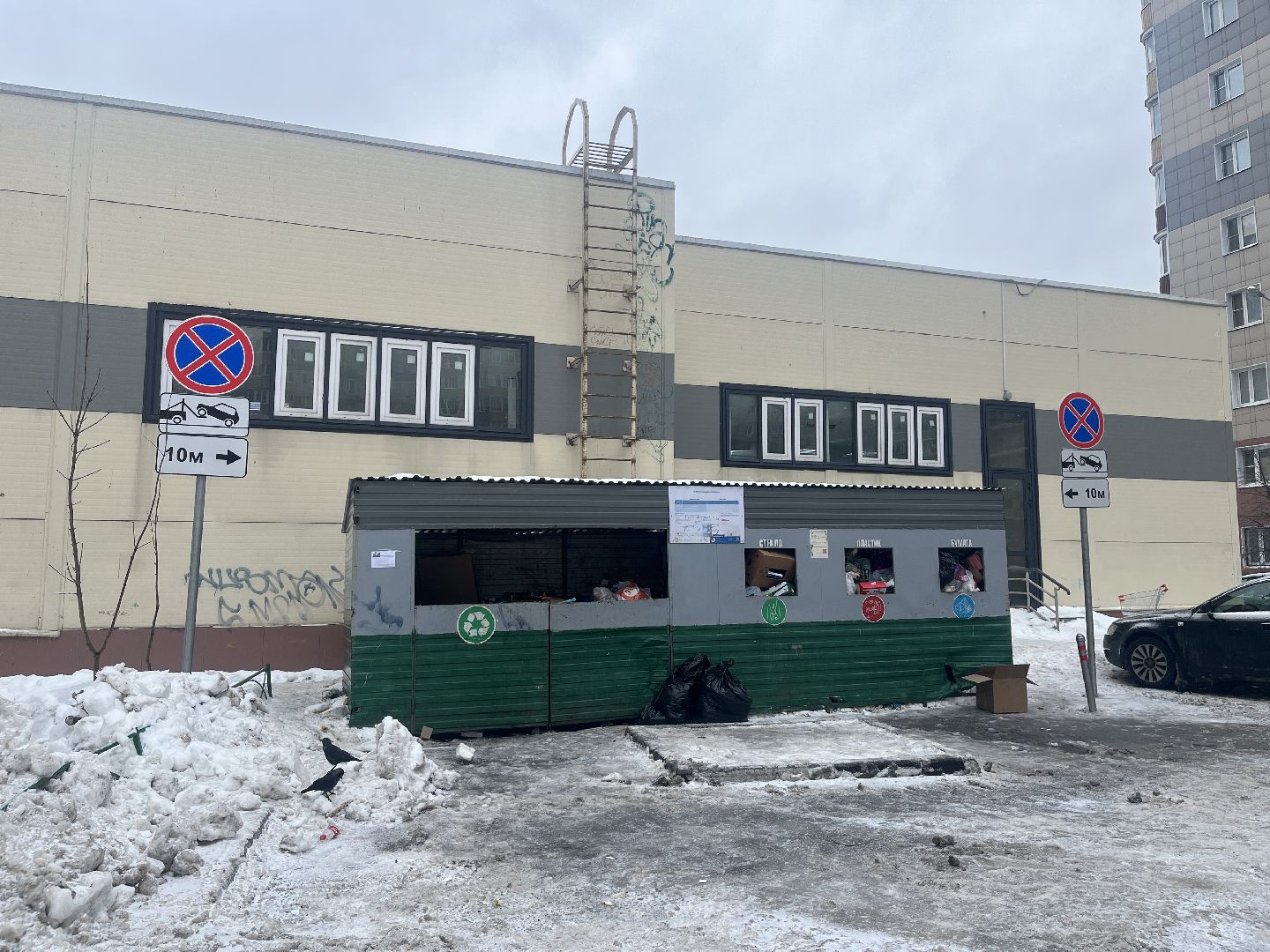 парковка, контейнерная площадка, дорожные знаки, мусорка,