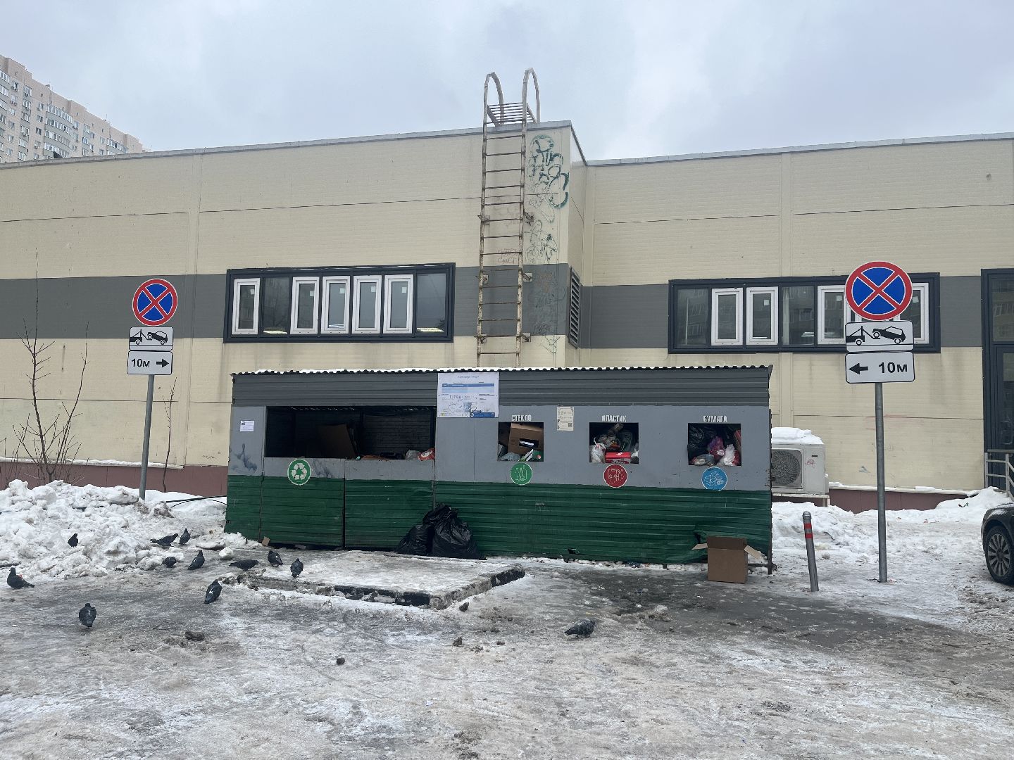 парковка, контейнерная площадка, дорожные знаки, мусорка,