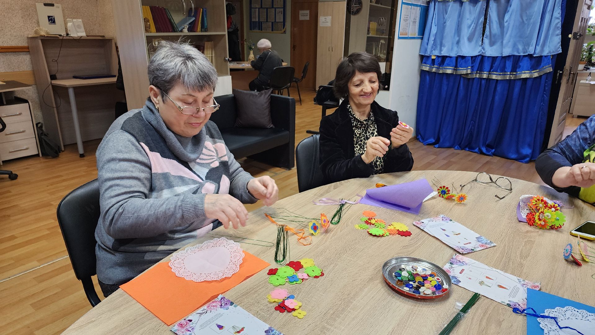 кашира, активное долголетие, творчество, поделки, 8 марта, букеты из фетра, рукоделие,