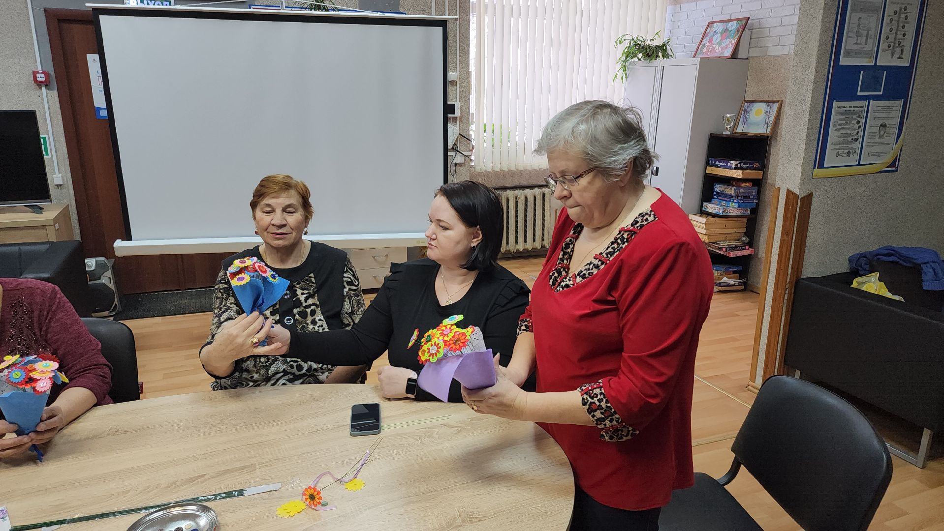 кашира, активное долголетие, творчество, поделки, 8 марта, букеты из фетра, рукоделие,