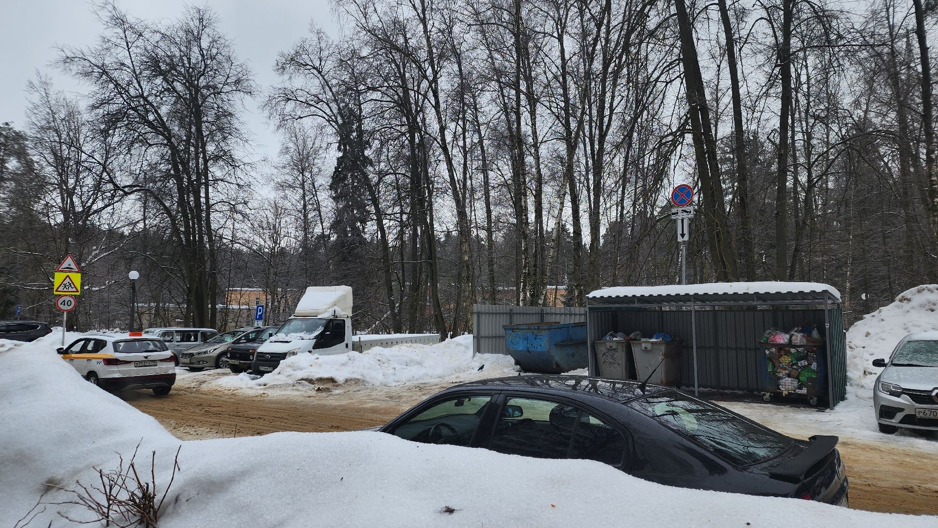 парковка запрещена, работает эвакуатор, знаки запрета парковки, протвино, контейнерная площадка,