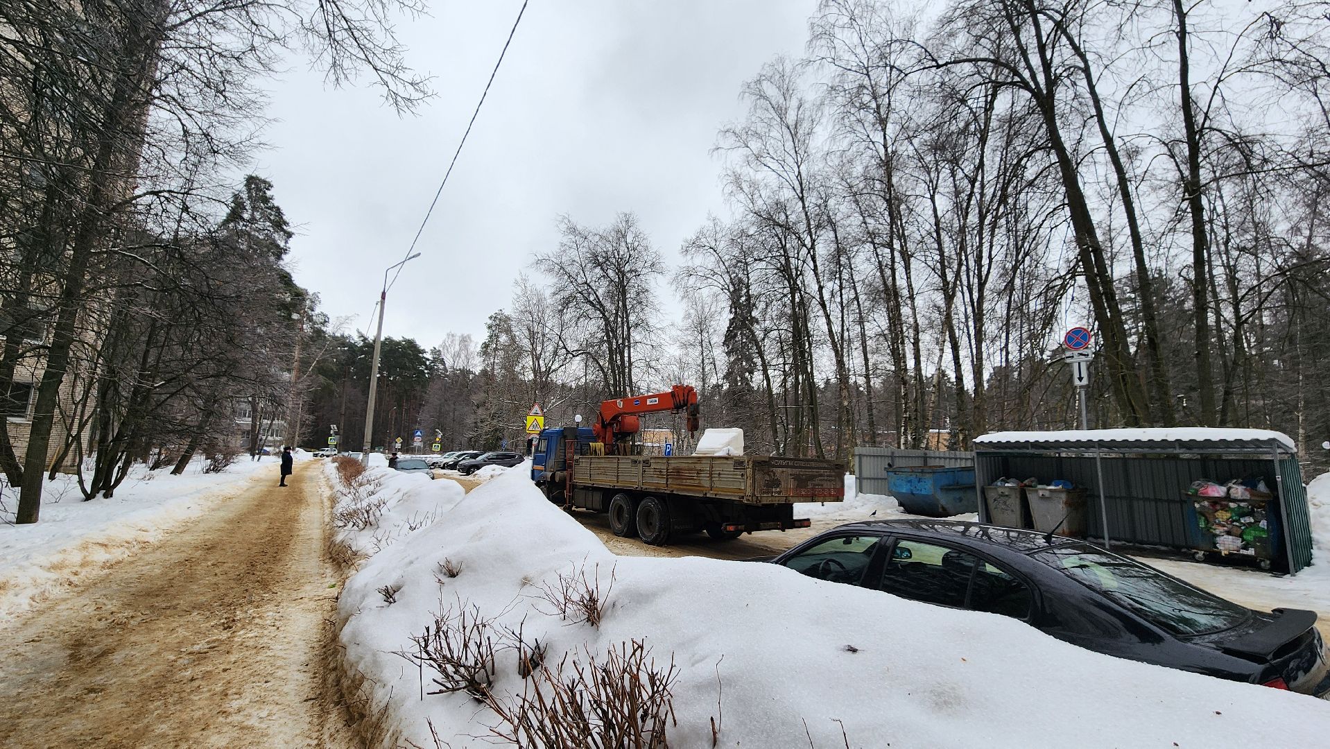 парковка запрещена, работает эвакуатор, знаки запрета парковки, протвино, контейнерная площадка,