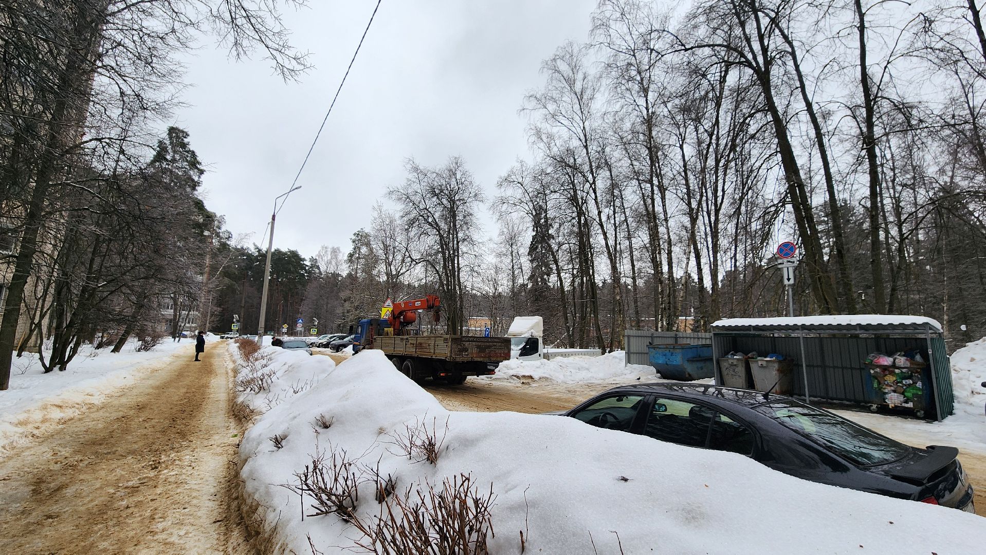 парковка запрещена, работает эвакуатор, знаки запрета парковки, протвино, контейнерная площадка,