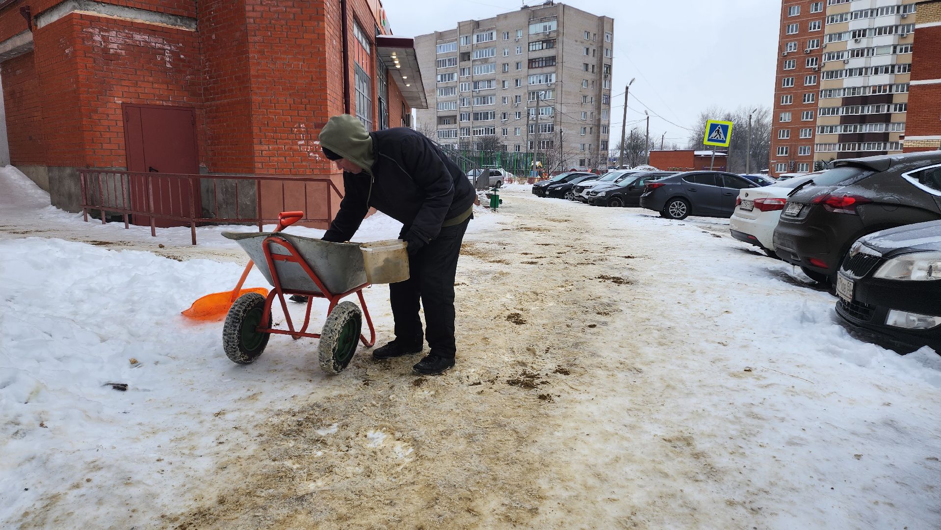 домодедово, Гололедица, обработка дорог, подмосковье, Двор, асфальт, комунальная техника, Коммунальная служба, Дорожная служба, Управляющая компания,