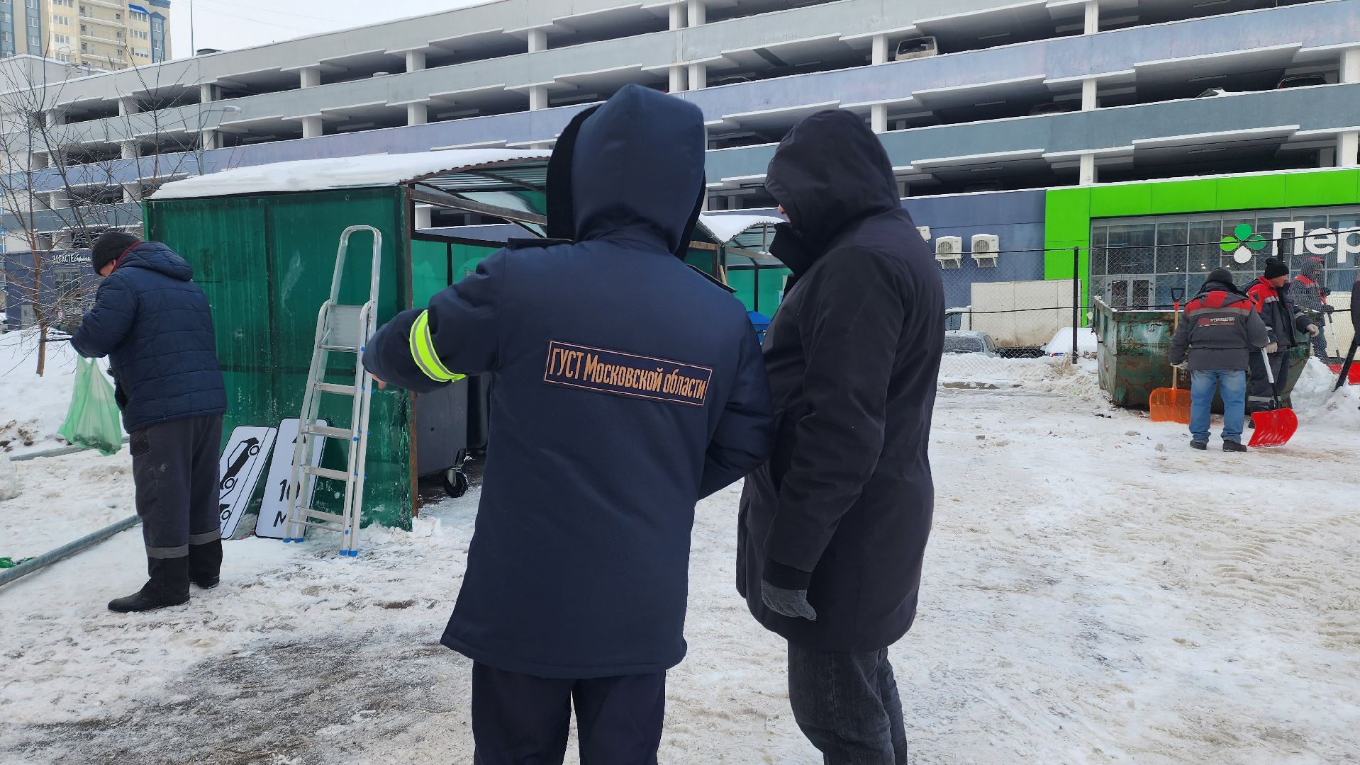 ГУСТ МО, Домодедово, Подмосковье, Запаркованность, Дорожные знаки, Запрещающие знаки, Остановка запрещена, Контейнерная площадка, Вывоз мусора, Дорожная служба, Эвакуация машин, ГИБДД, Штраф, Парковка, Парковка запрещена,