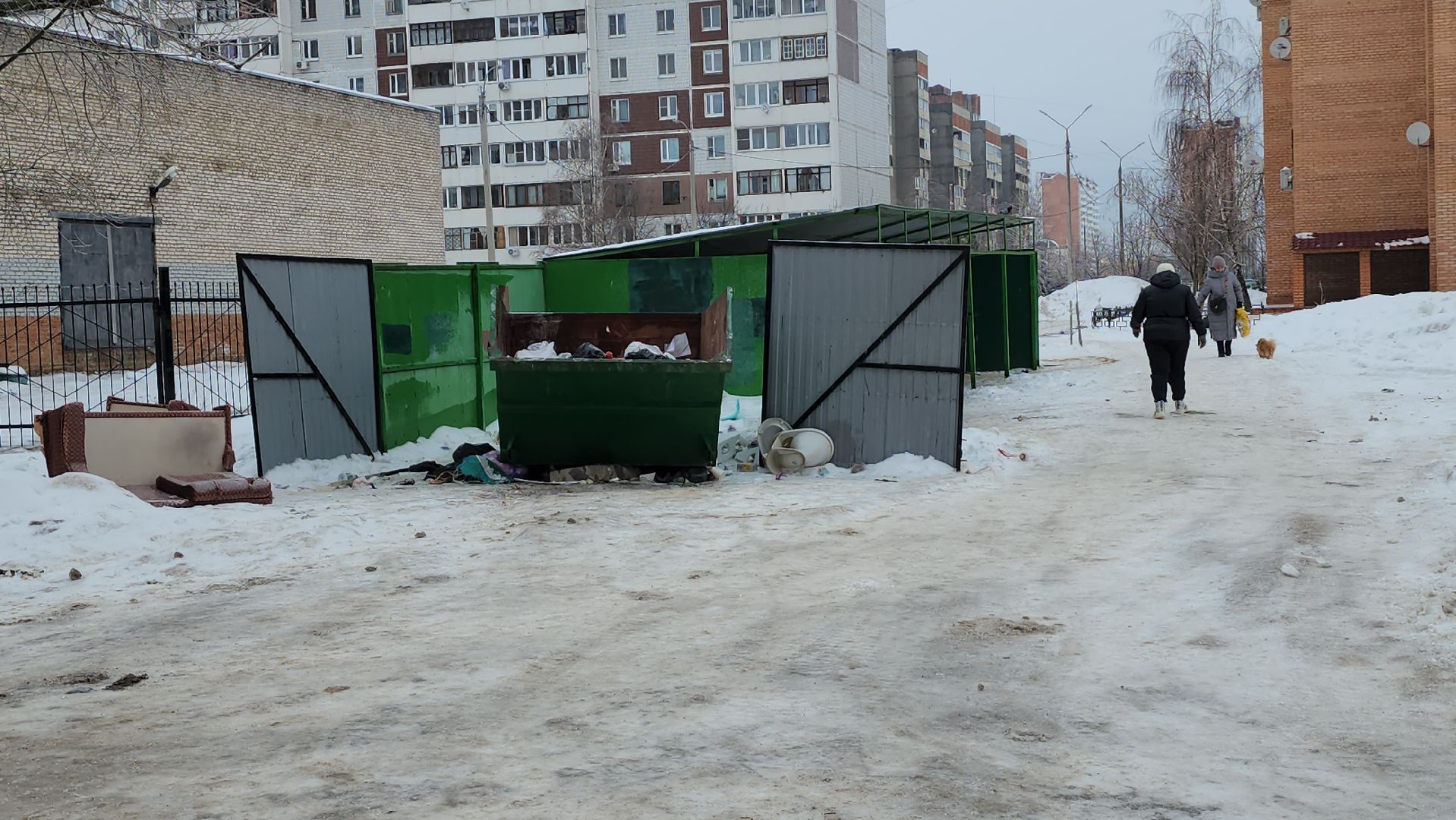 серпухов, улица новая, контейнерная площадка, парковка запрещена, дорожные знаки во дворах,