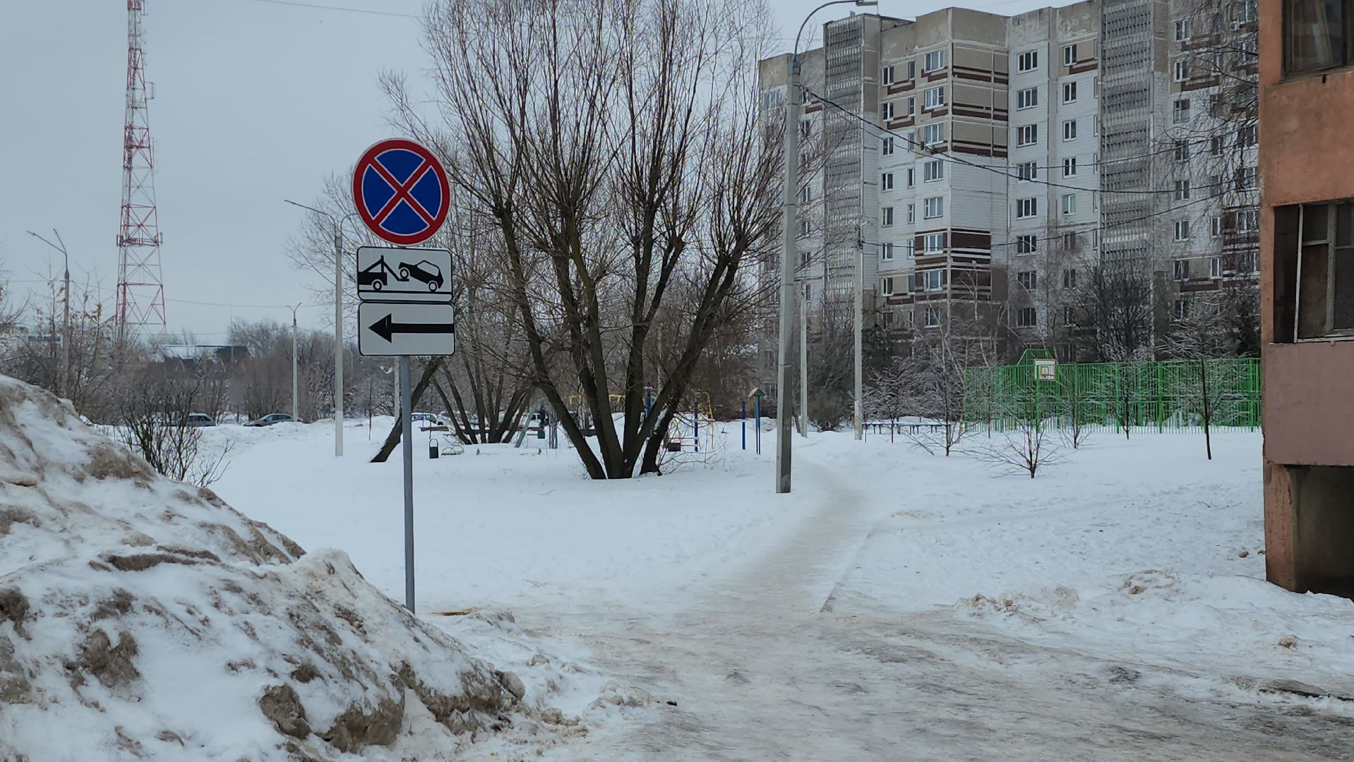 серпухов, улица новая, контейнерная площадка, парковка запрещена, дорожные знаки во дворах,