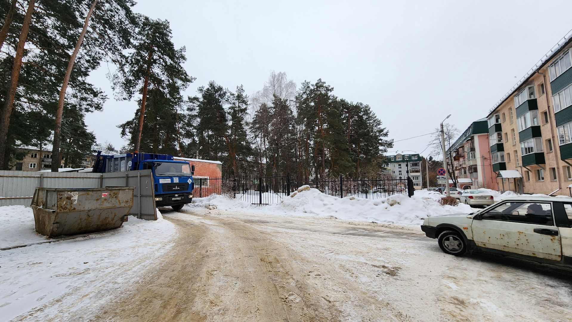 знаки, знаки запрета парковки, парковка запрещена, контейнерная площадка, протвино, подмосковье, пдд,