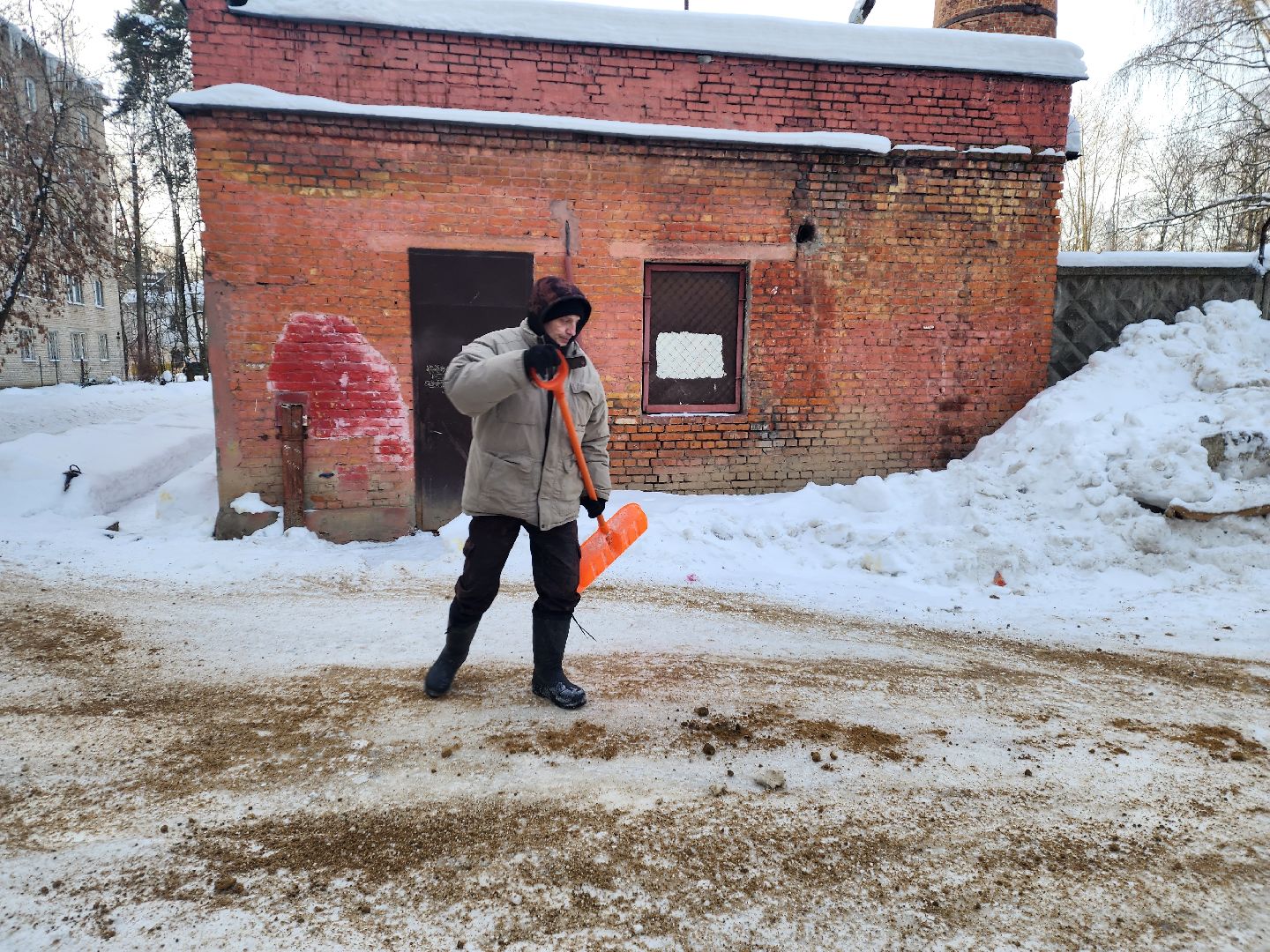 пушкино, парковка у дома, уборка снега,