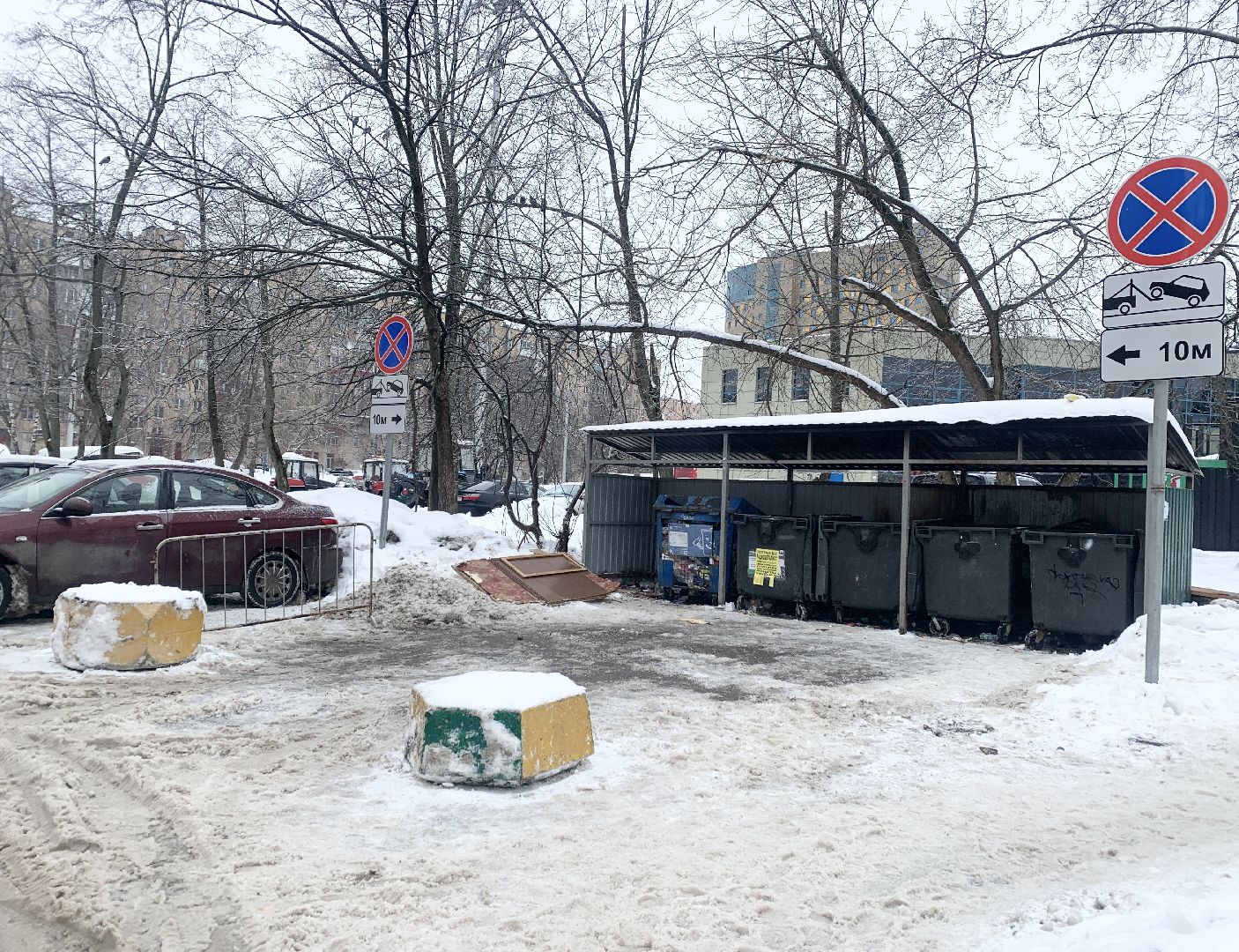 Балашиха, Подмосковье, дорожные знаки во дворах, знаки запрета парковки, контейнерная площадка,