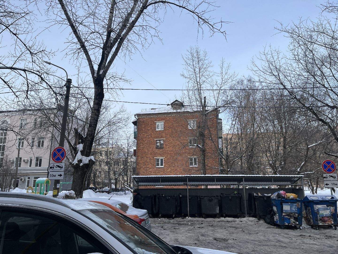 дорожные знаки, контейнерная площадка, мусорка, парковка,