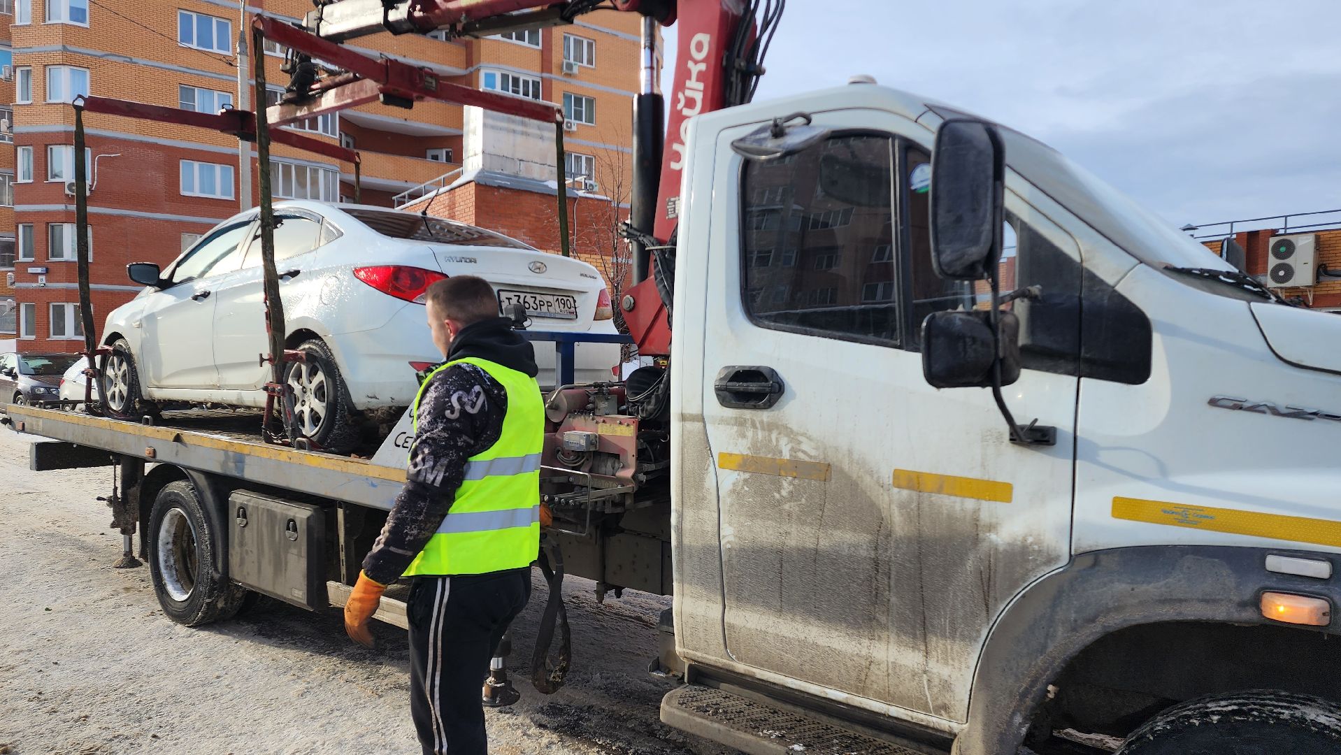 Домодедово, Подмосковье, Дороги, Мусоровоз, Контейнерная площадка, ГУСТ МО, Дорожная служба, Инспектор ГУСТ, эвакуация машин, Штраф, улица Лунная, Запрещающий знак, Эвакуатор, Работает эвакуатор, ЖКХ, Остановка запрещена, Работает эвакуатор,