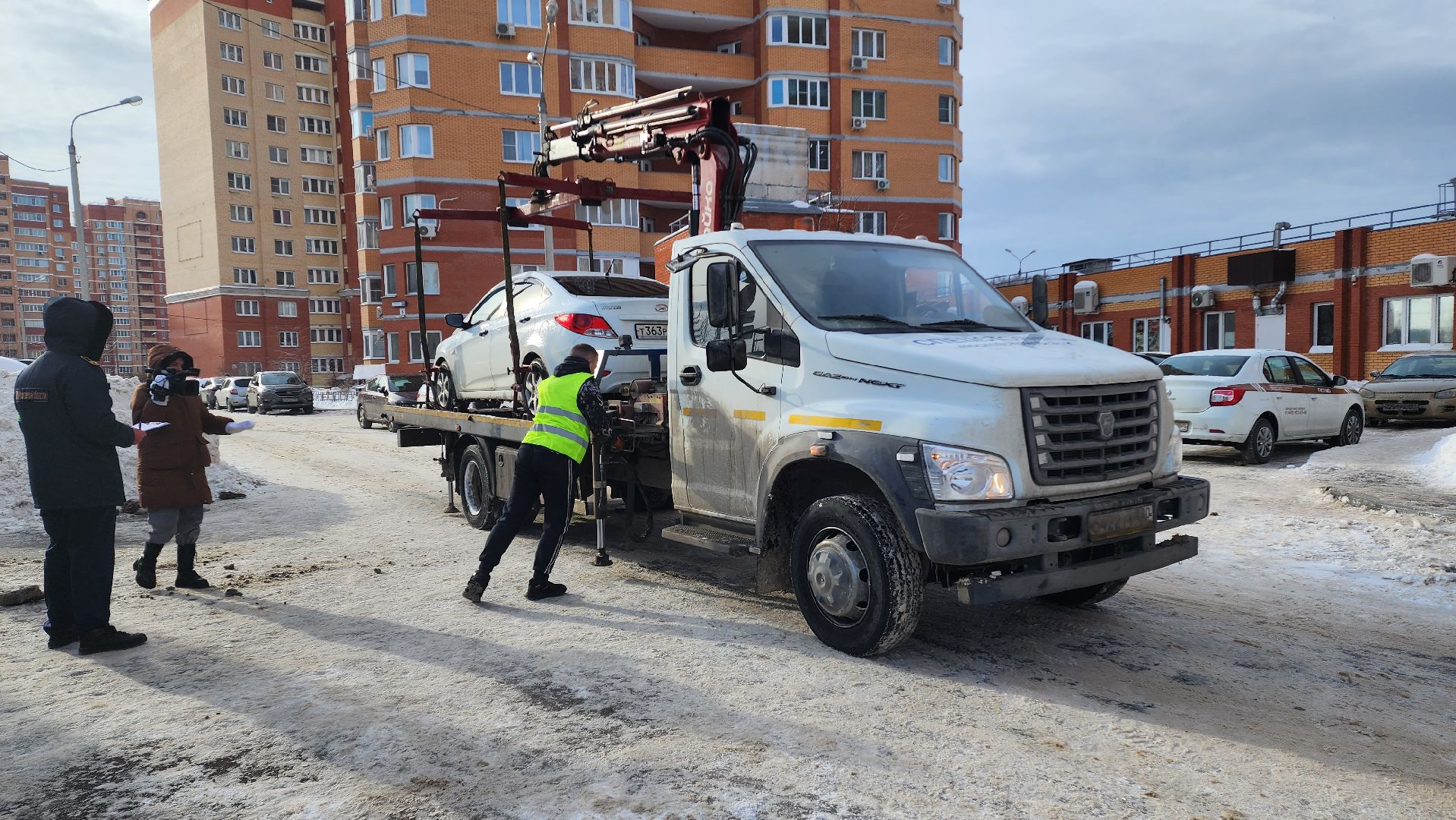 Домодедово, Подмосковье, Дороги, Мусоровоз, Контейнерная площадка, ГУСТ МО, Дорожная служба, Инспектор ГУСТ, эвакуация машин, Штраф, улица Лунная, Запрещающий знак, Эвакуатор, Работает эвакуатор, ЖКХ, Остановка запрещена, Работает эвакуатор,