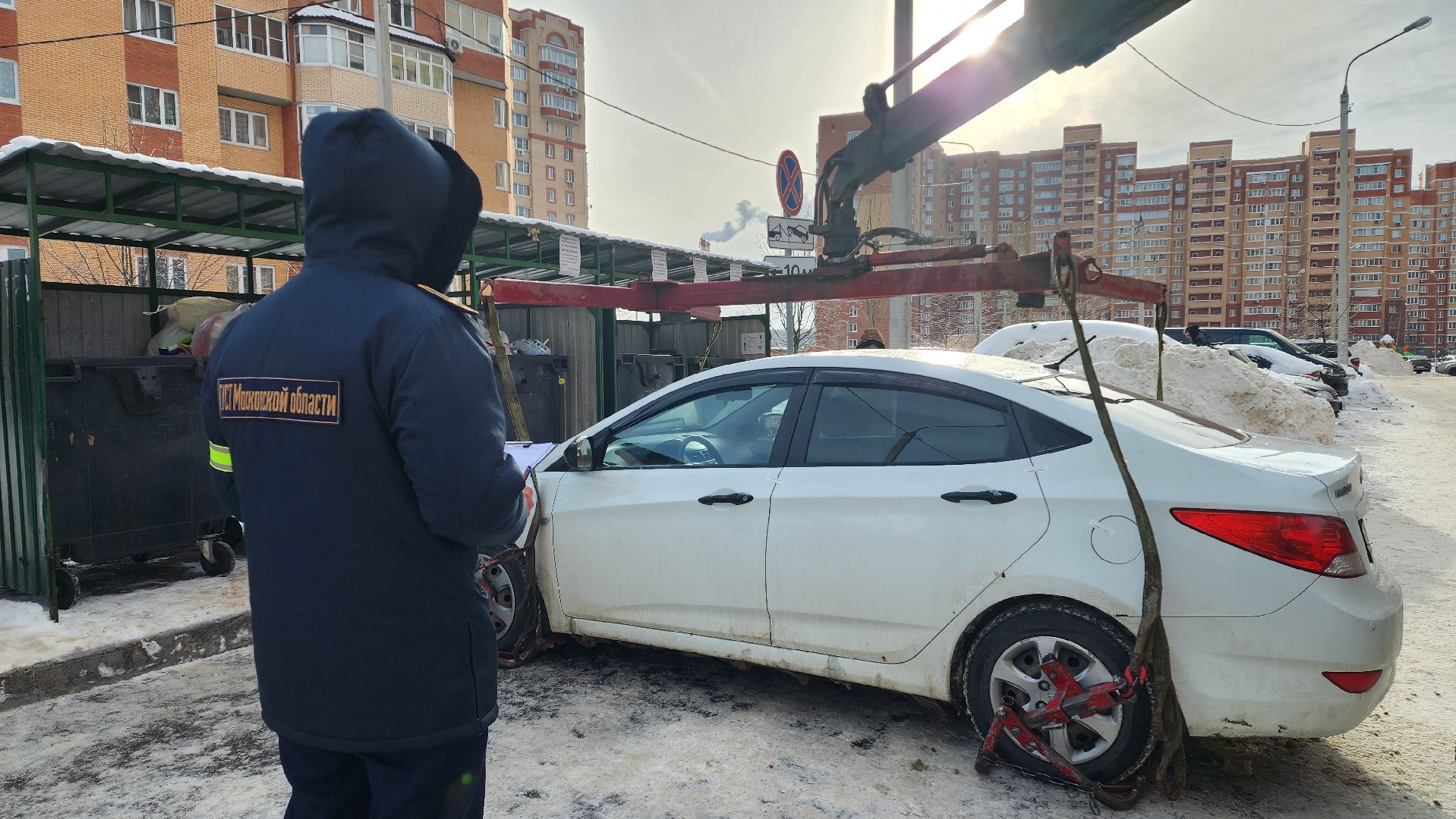 Домодедово, Подмосковье, Дороги, Мусоровоз, Контейнерная площадка, ГУСТ МО, Дорожная служба, Инспектор ГУСТ, эвакуация машин, Штраф, улица Лунная, Запрещающий знак, Эвакуатор, Работает эвакуатор, ЖКХ, Остановка запрещена, Работает эвакуатор,