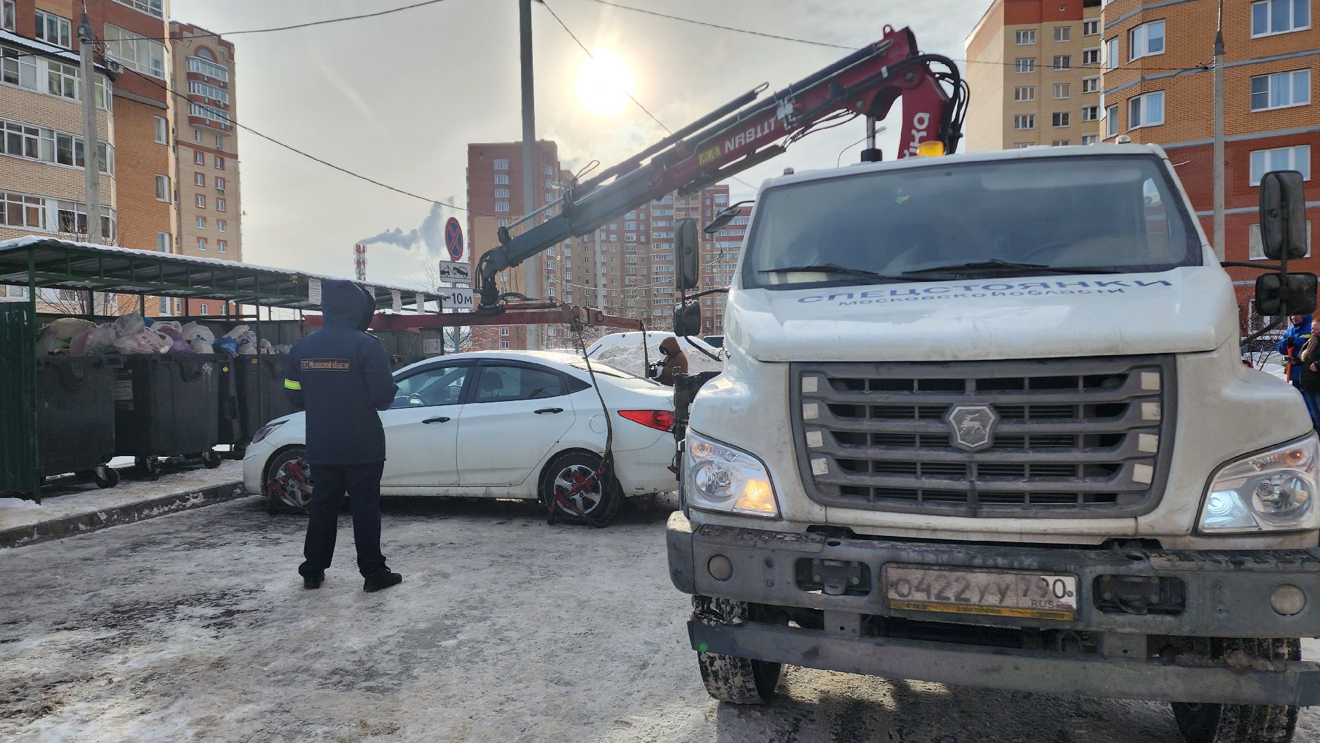 Домодедово, Подмосковье, Дороги, Мусоровоз, Контейнерная площадка, ГУСТ МО, Дорожная служба, Инспектор ГУСТ, эвакуация машин, Штраф, улица Лунная, Запрещающий знак, Эвакуатор, Работает эвакуатор, ЖКХ, Остановка запрещена, Работает эвакуатор,