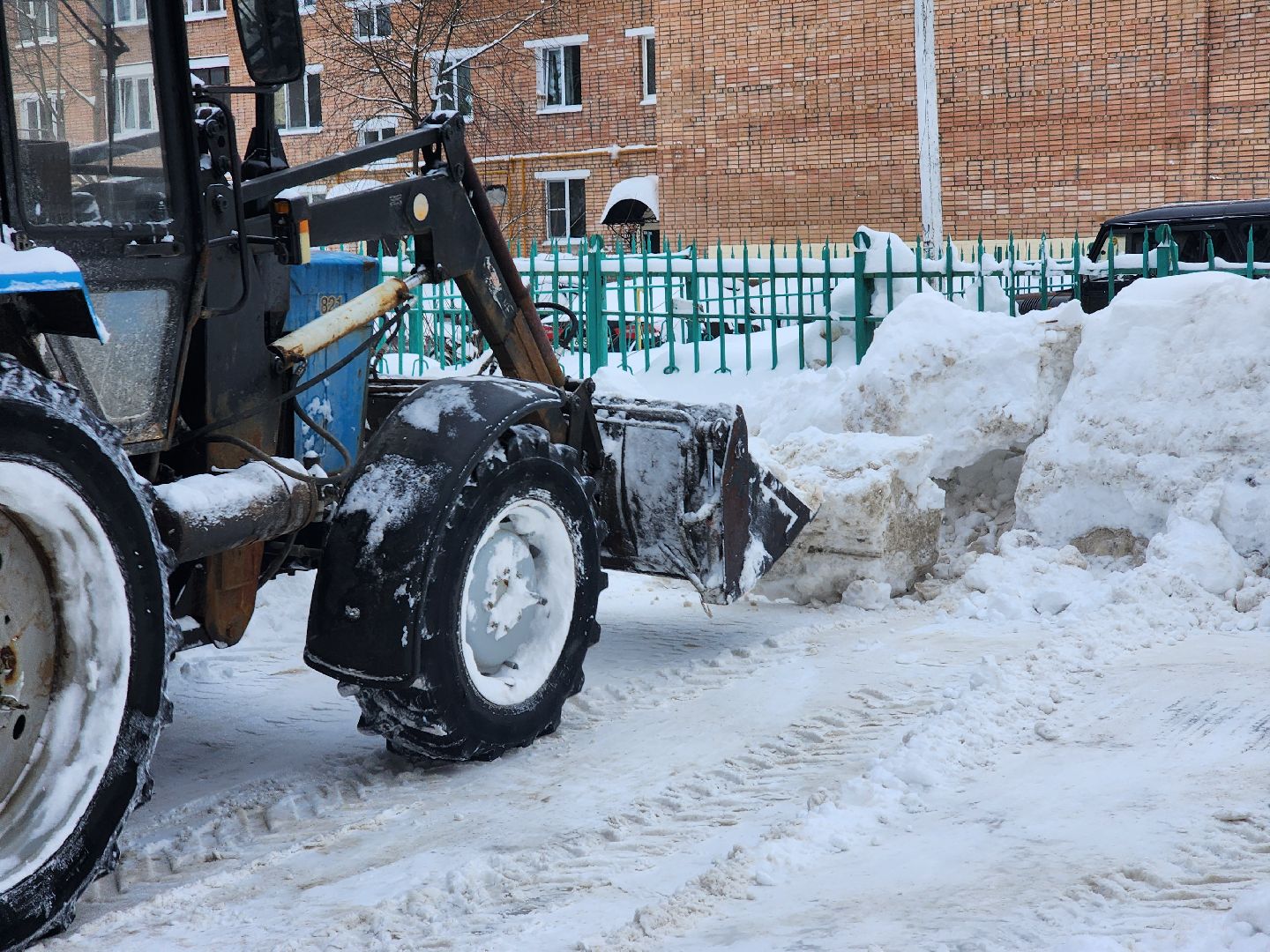 уборка дворов, уборка снега, снегопад, руза, коммунальная техника, коммунальщики, рузский городской округ,