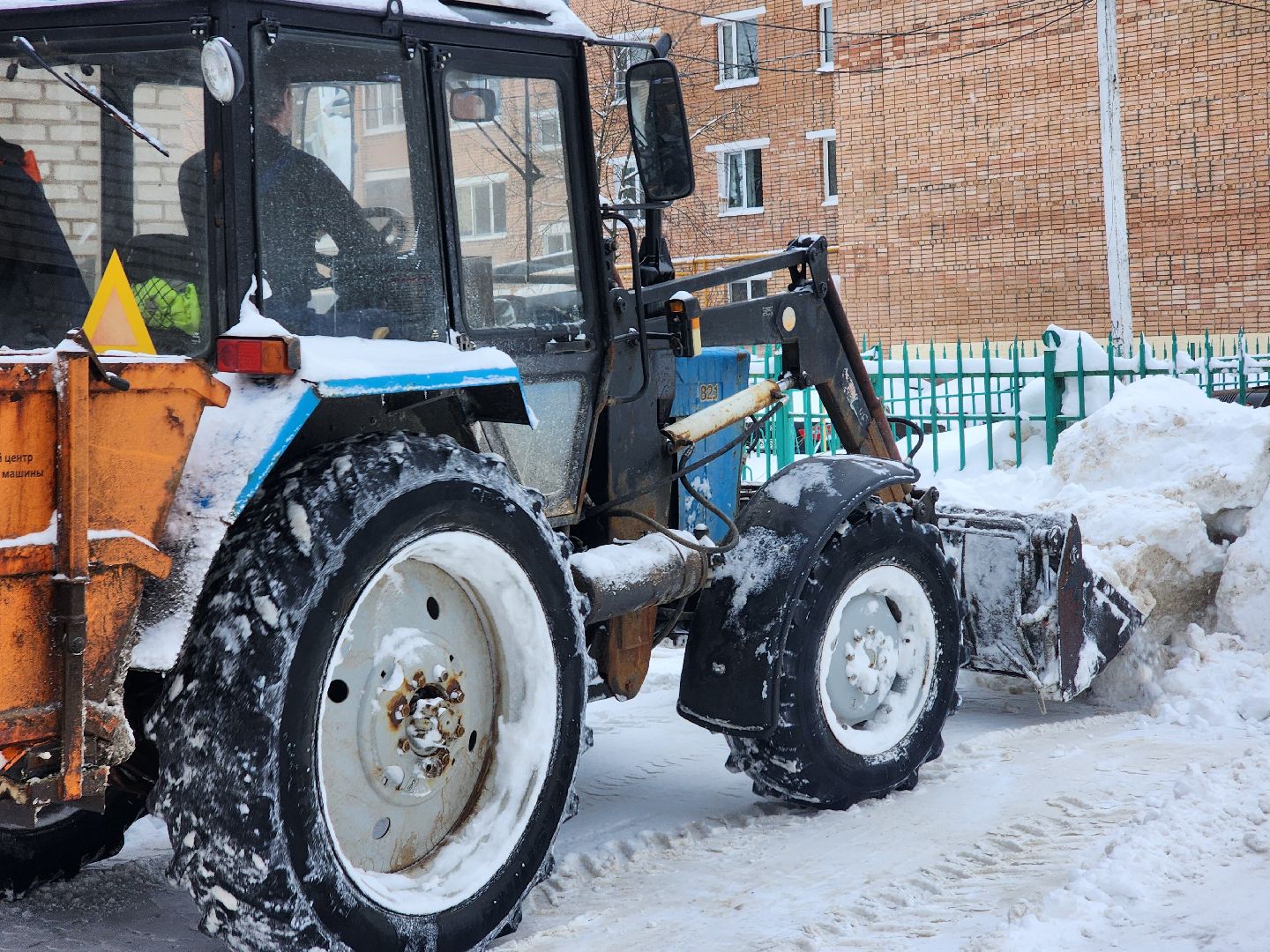 уборка дворов, уборка снега, снегопад, руза, коммунальная техника, коммунальщики, рузский городской округ,