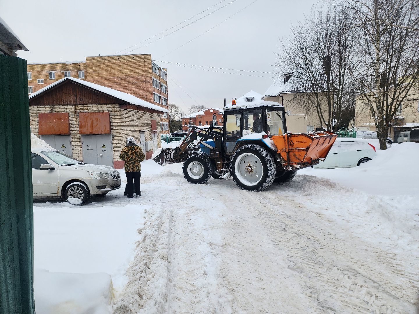 уборка дворов, уборка снега, снегопад, руза, коммунальная техника, коммунальщики, рузский городской округ,