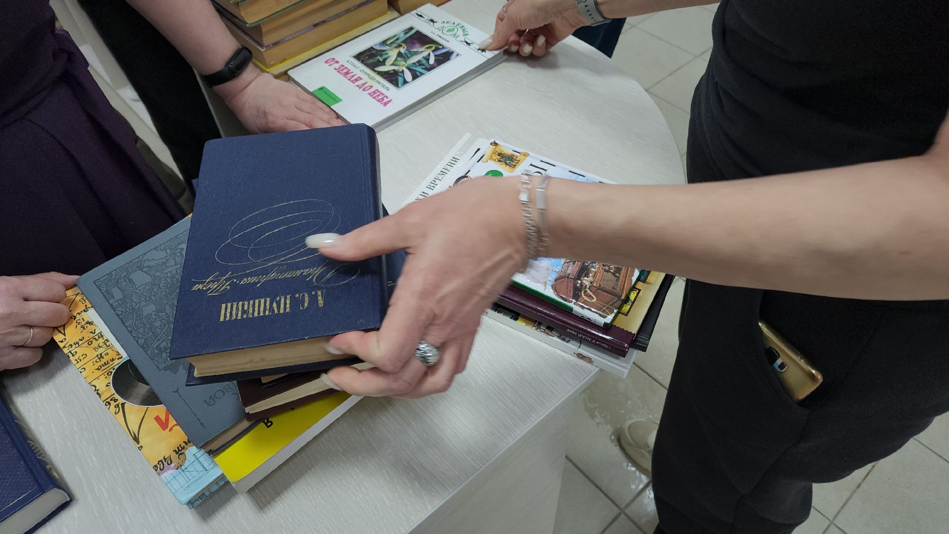 волоколамск, библиотека, студенты, колледж, колледж подмосковье, книги, подарки,