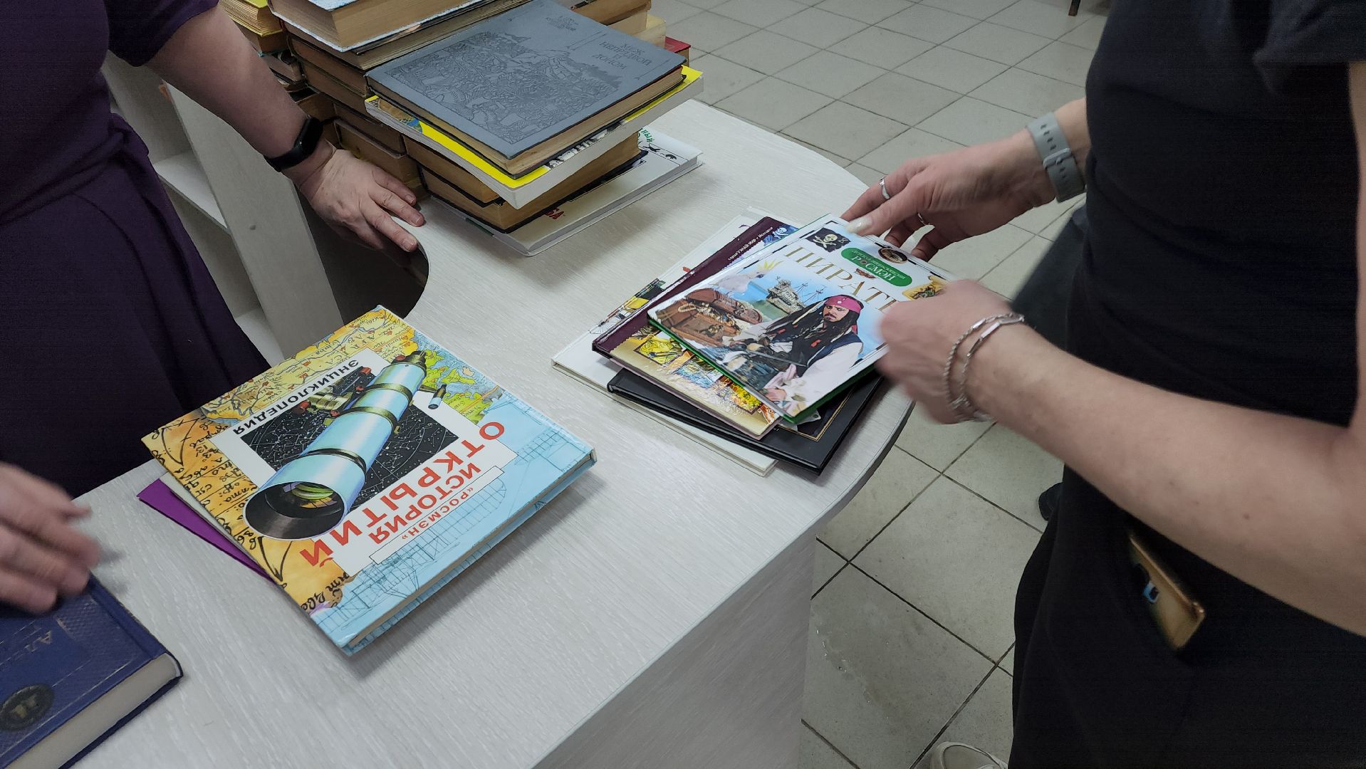 волоколамск, библиотека, студенты, колледж, колледж подмосковье, книги, подарки,