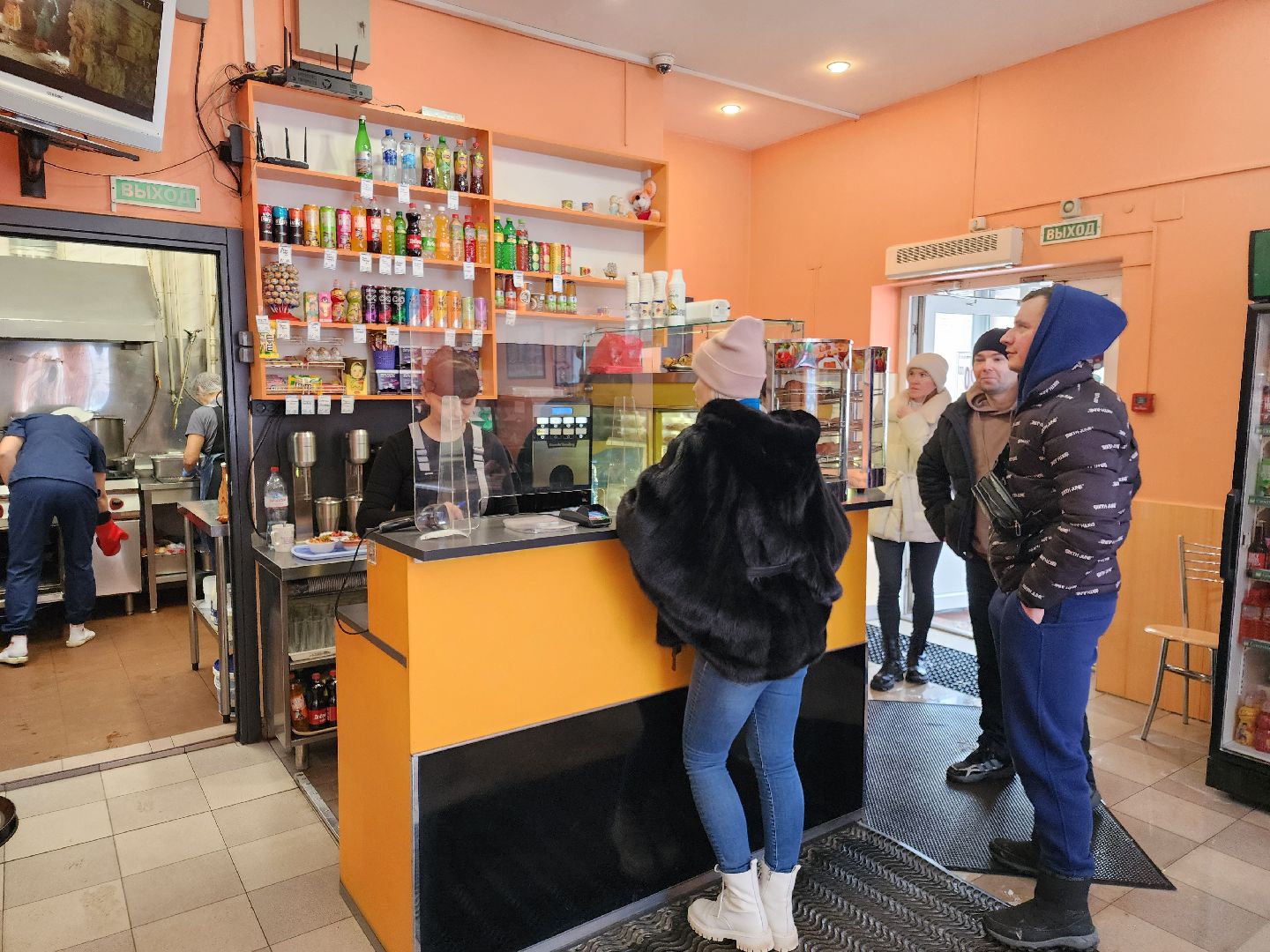 кафе, Юные художники,