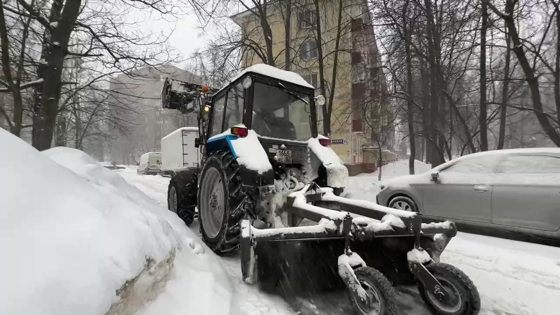 Реутов, уборка снега, трактор, дворники, придомовая территория,ветер,
