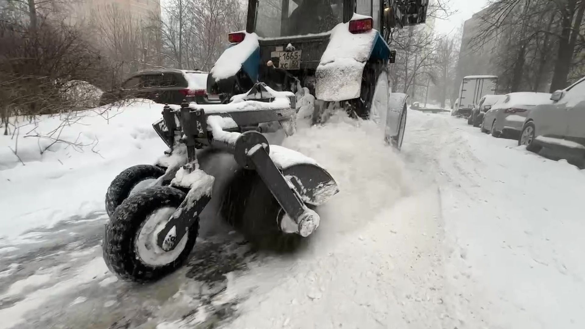 Реутов, уборка снега, трактор, дворники, придомовая территория,ветер,