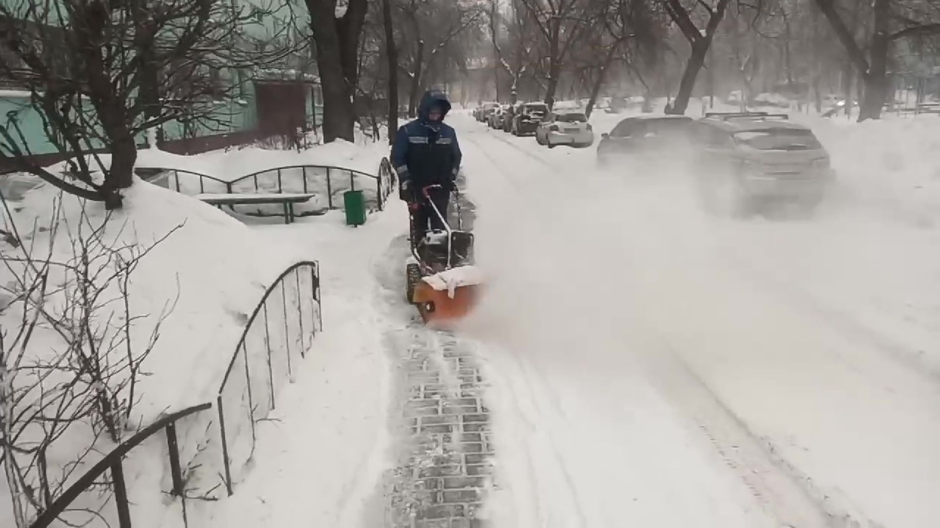 Реутов, уборка снега, трактор, дворники, придомовая территория,ветер,