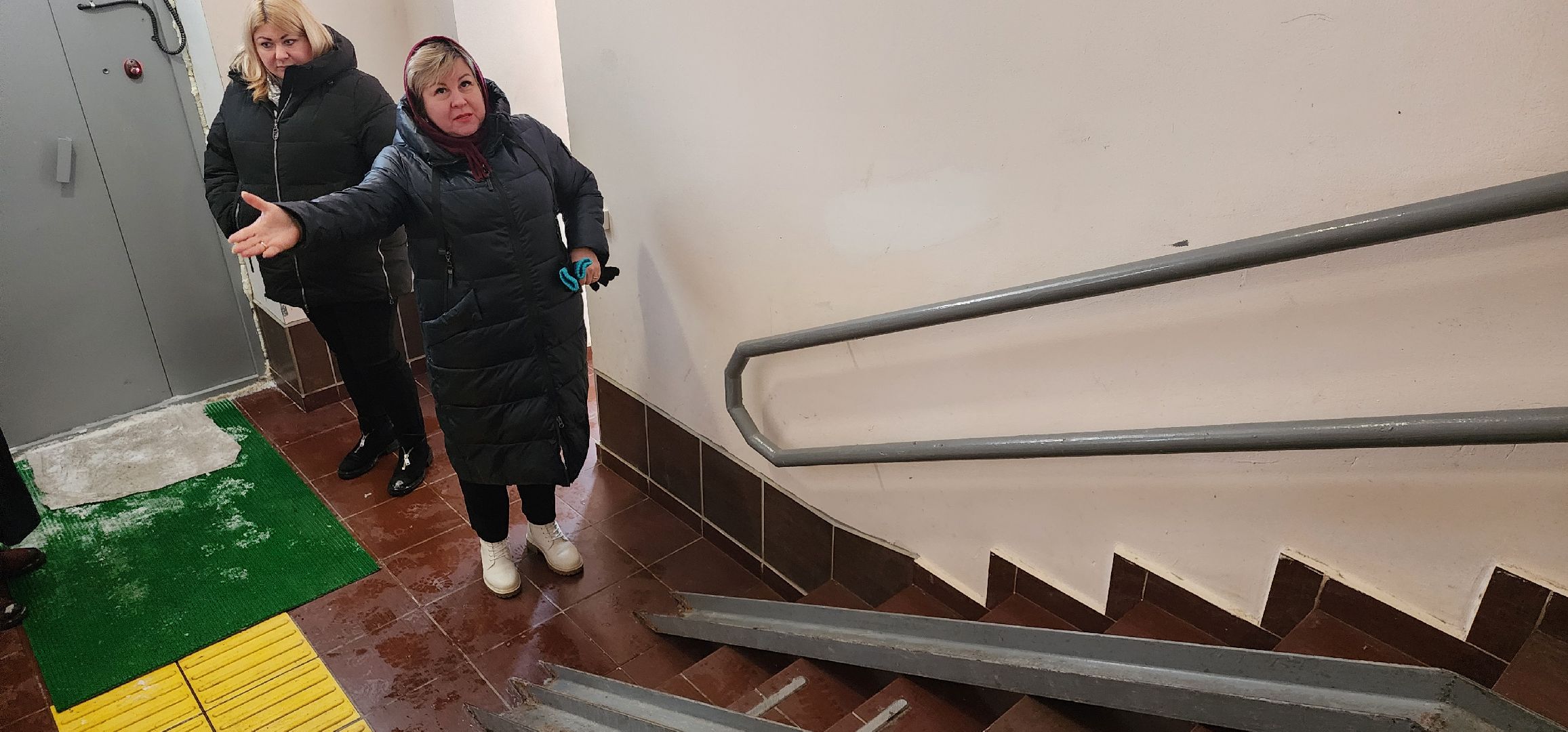 поручни в подъездах, безопасность для пожилых, Домодедово - парк,