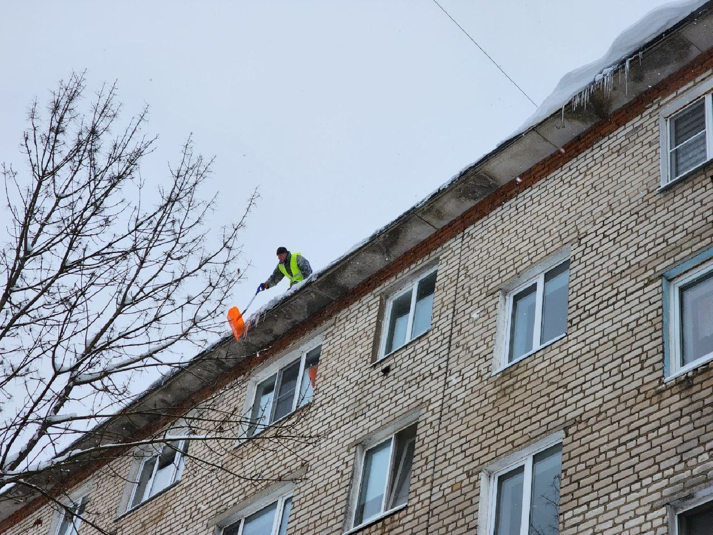 можайск, можайский городской округ, подмосковье, уборка крыш, очистка кровли, коммунальщики, ЖКХ, промышленные альпинисты, безопасность жителей,