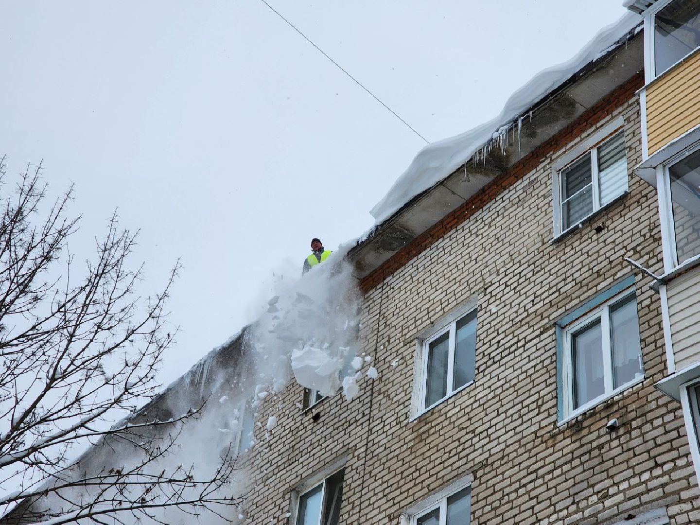можайск, можайский городской округ, подмосковье, уборка крыш, очистка кровли, коммунальщики, ЖКХ, промышленные альпинисты, безопасность жителей,