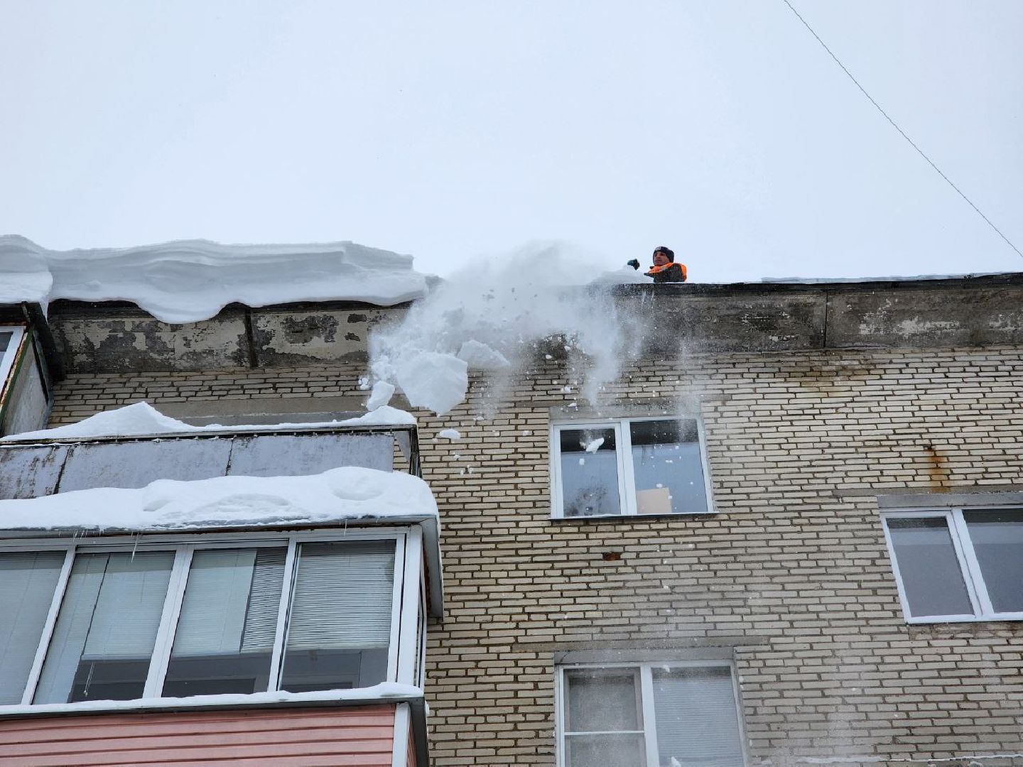 можайск, можайский городской округ, подмосковье, уборка крыш, очистка кровли, коммунальщики, ЖКХ, промышленные альпинисты, безопасность жителей,