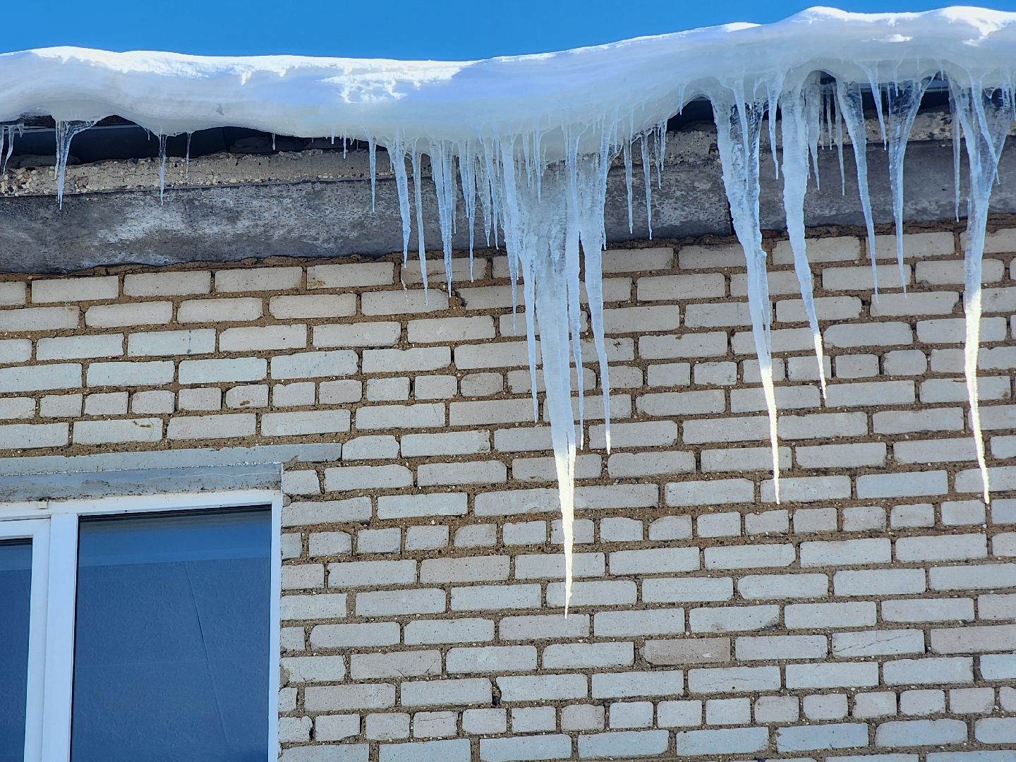 наледь, уборка крыш, сосульки, руза, рузский городской округ, московская область, коммунальщики,