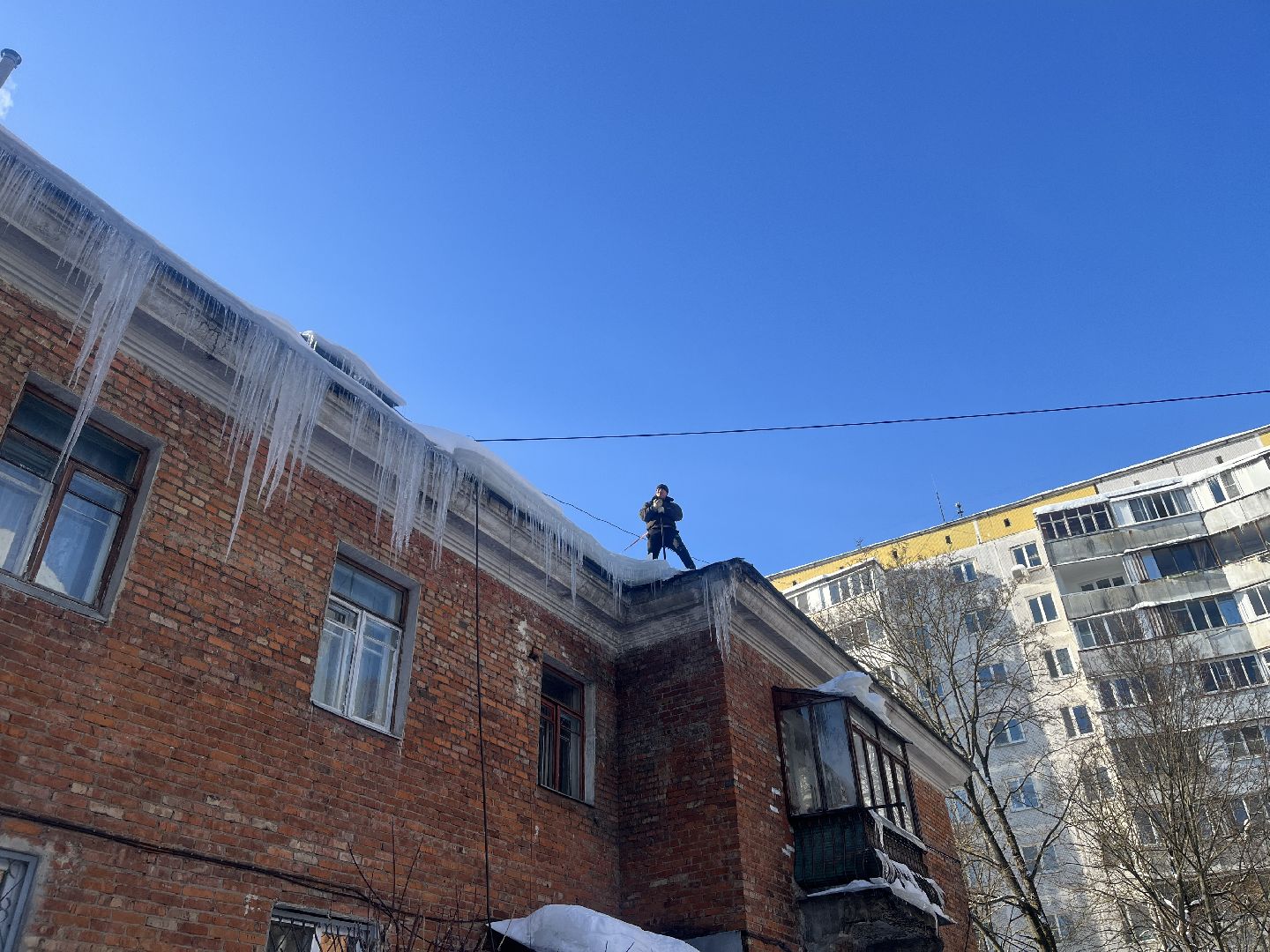 чистка кровли от снега, сбивание сосулек, сосульки, очистка крыш,
