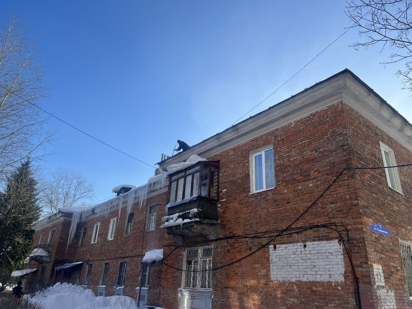 чистка кровли от снега, сбивание сосулек, сосульки, очистка крыш,